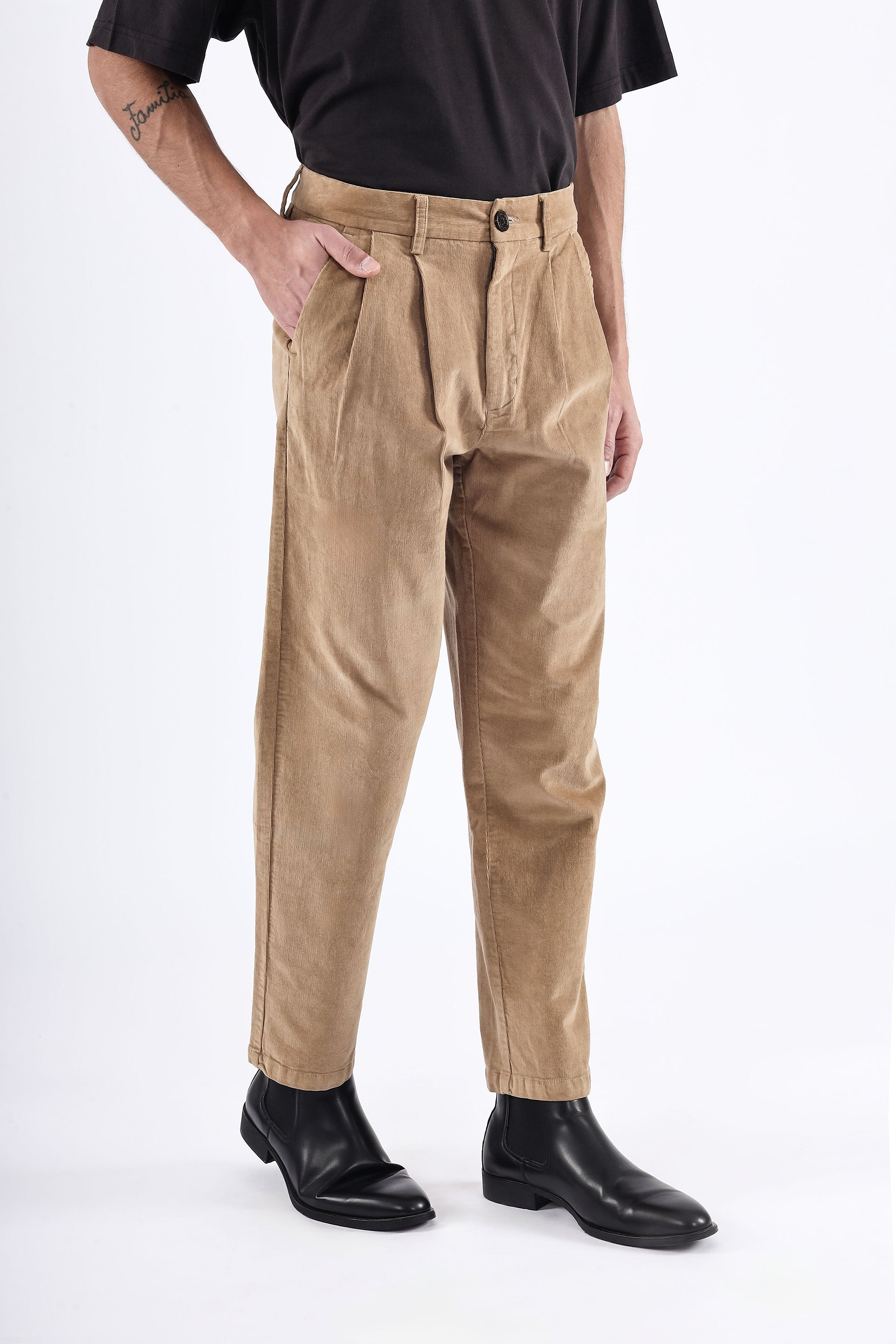 RELAXED PLEATED CORDUROY PANTS IN BEIGE