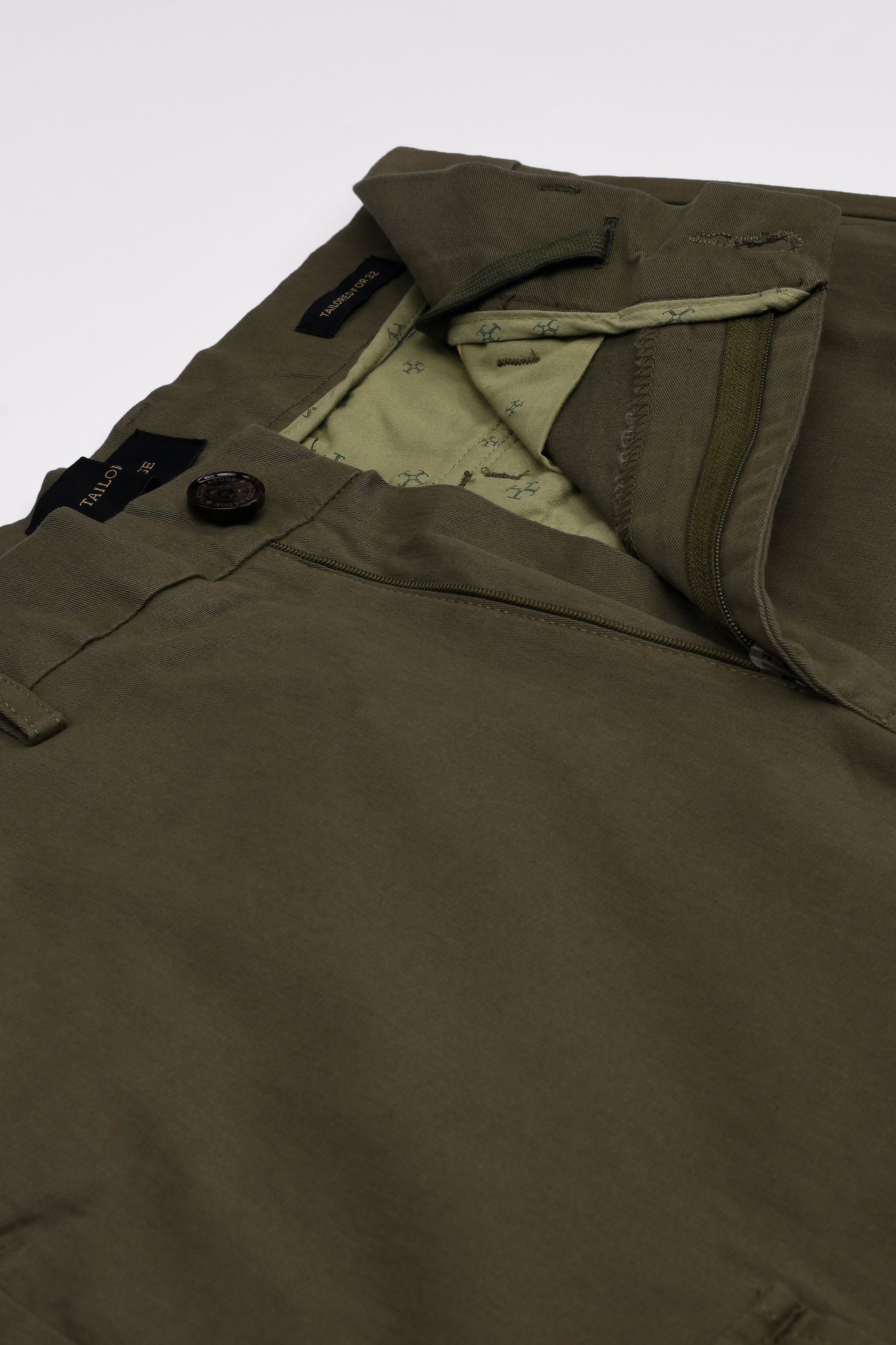 FINEST TWILL RELAXED CARGOS IN OLIVE