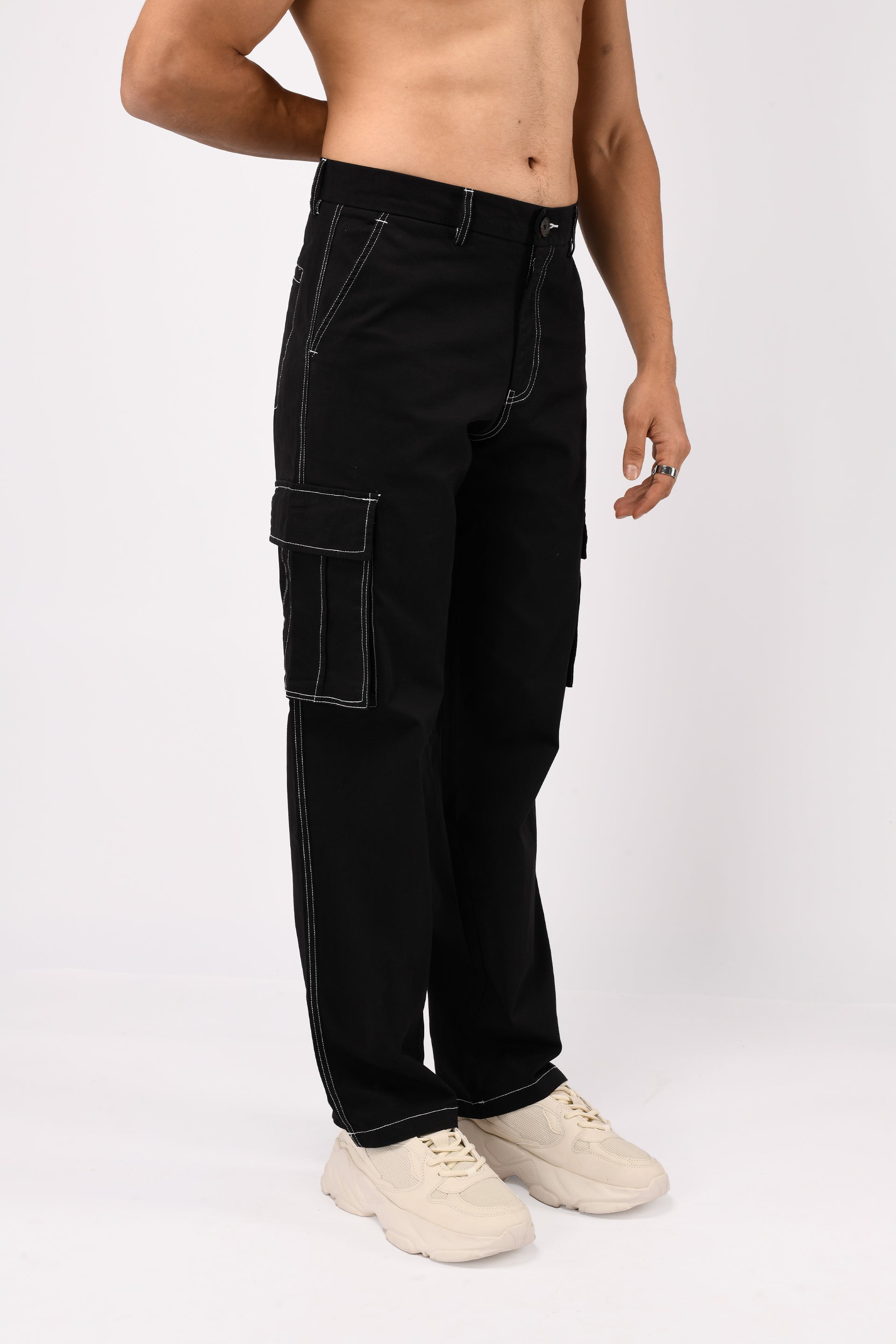 CONTRAST STITCH RELAXED CARGOS IN BLACK