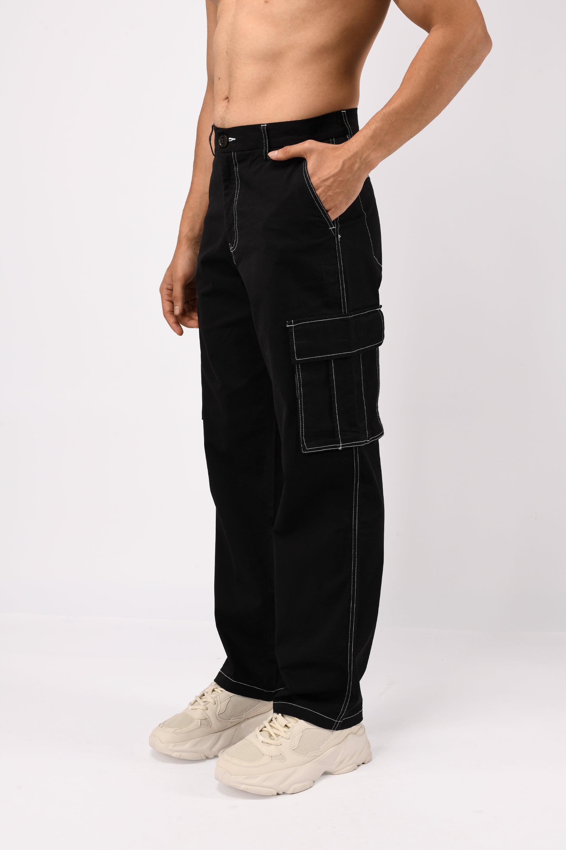 CONTRAST STITCH RELAXED CARGOS IN BLACK