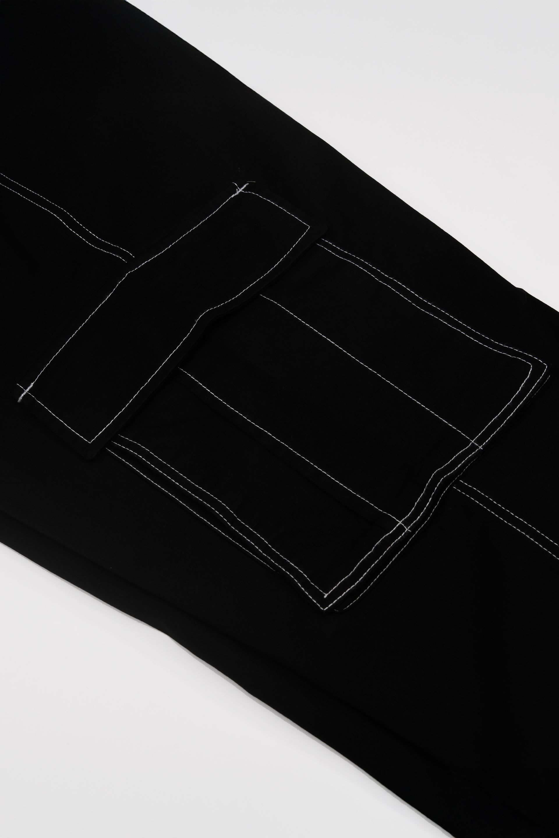 CONTRAST STITCH RELAXED CARGOS IN BLACK