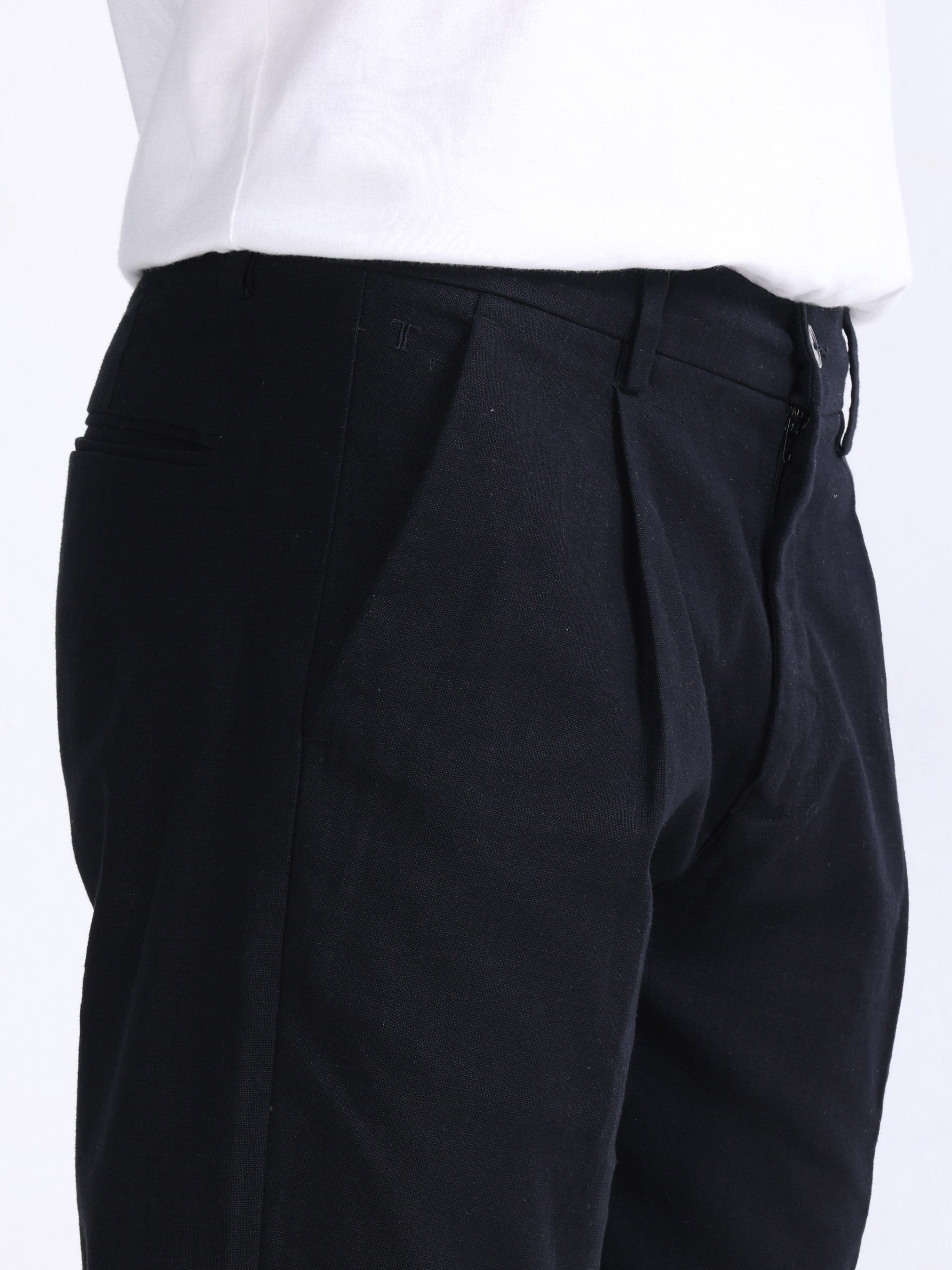 RAW SLUB PLEATED TROUSER IN BLACK