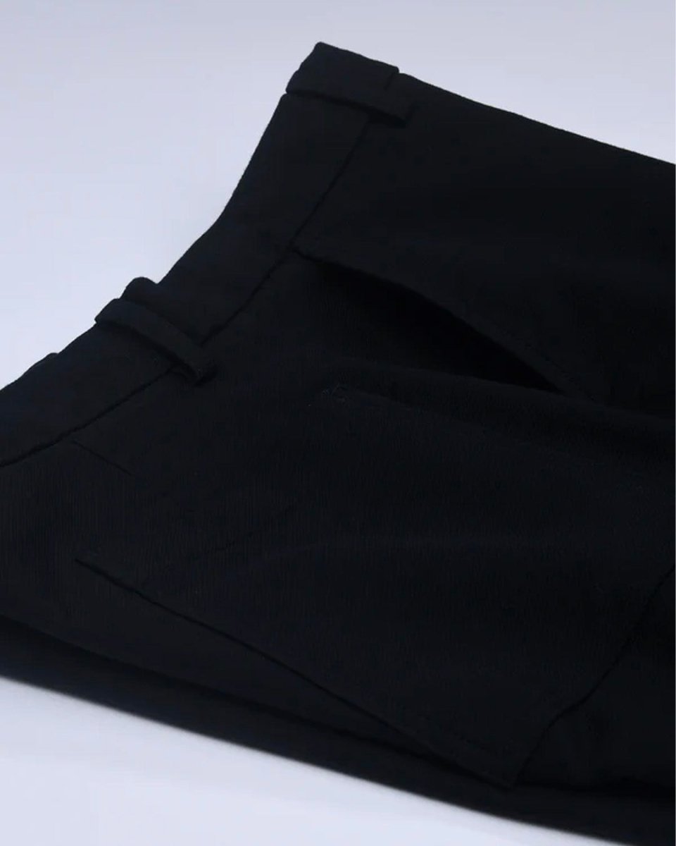 What features should one look for in relaxed fit trousers with an elastic waist for travel?