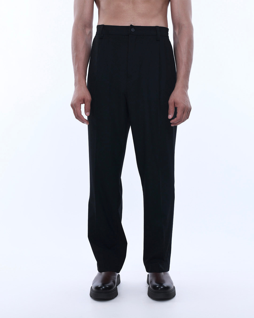 Soft Iron Flexi Relaxed Trouser In Black