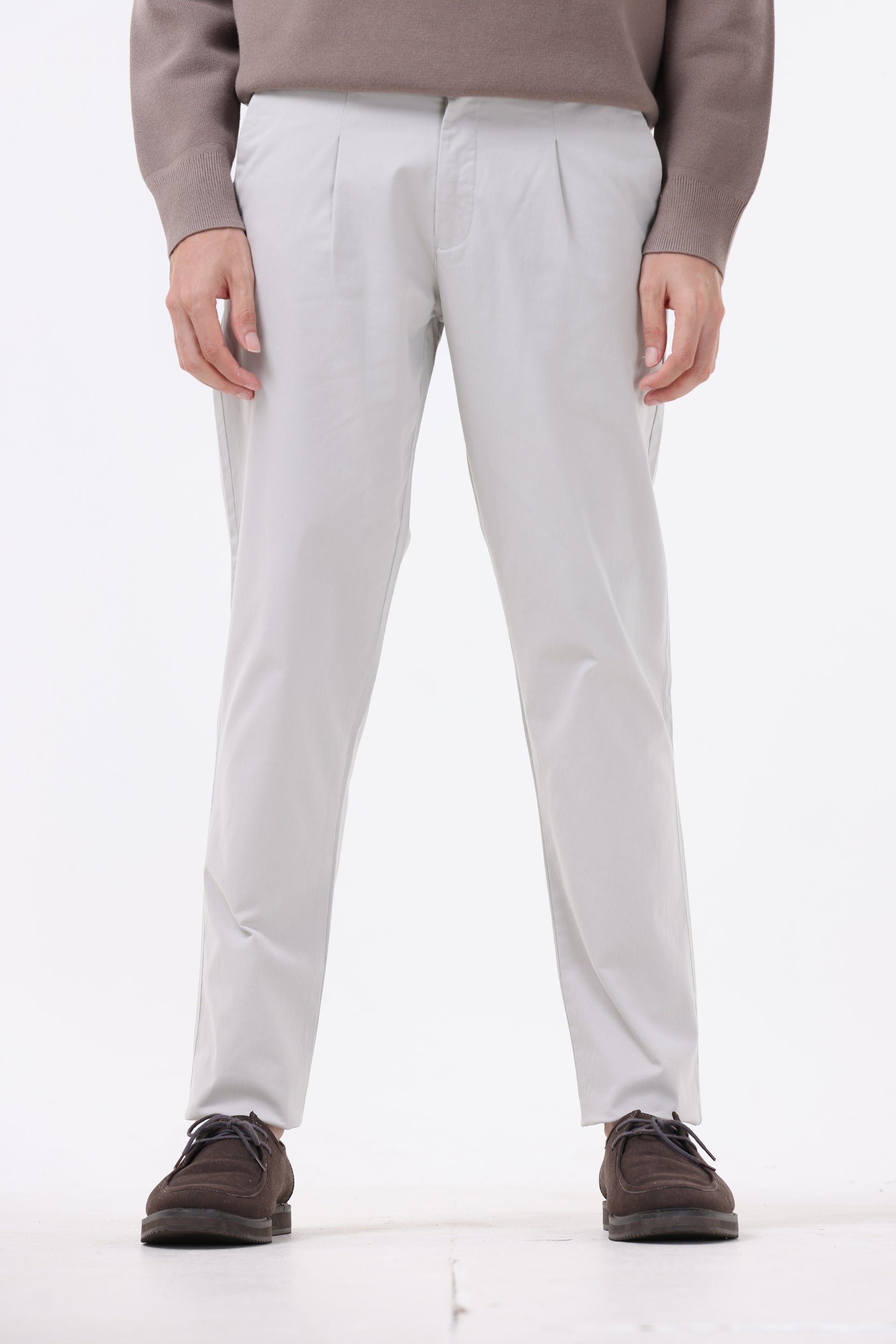 ESSENTIAL PLEATED FINE TWILL PANTS IN POWDER WHITE