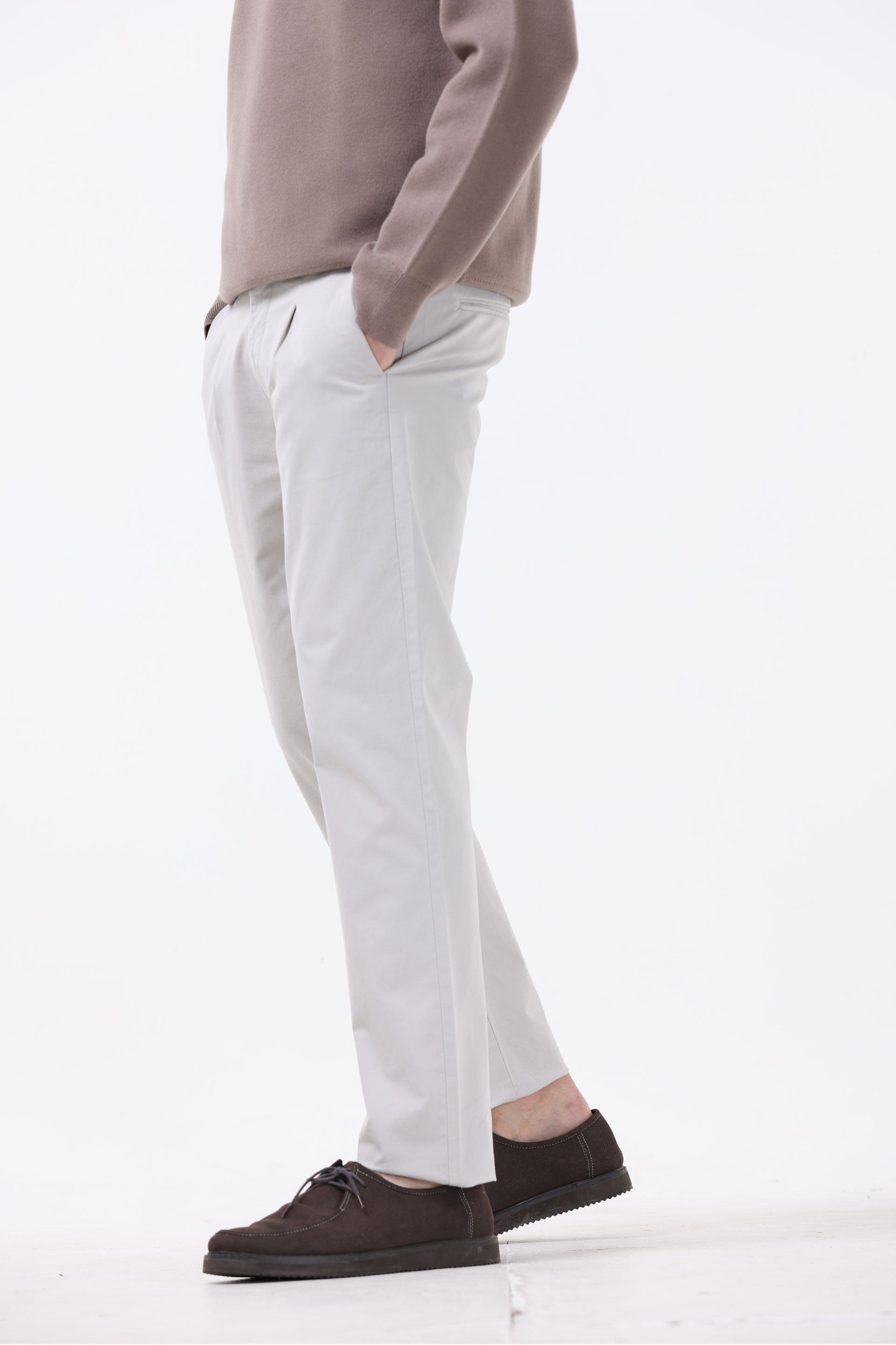 ESSENTIAL PLEATED FINE TWILL PANTS IN POWDER WHITE