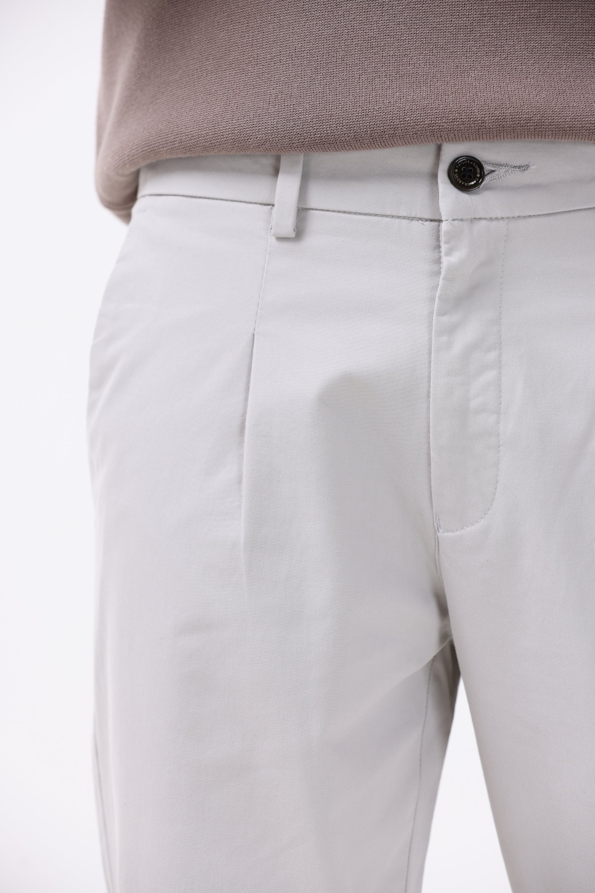 ESSENTIAL PLEATED FINE TWILL PANTS IN POWDER WHITE