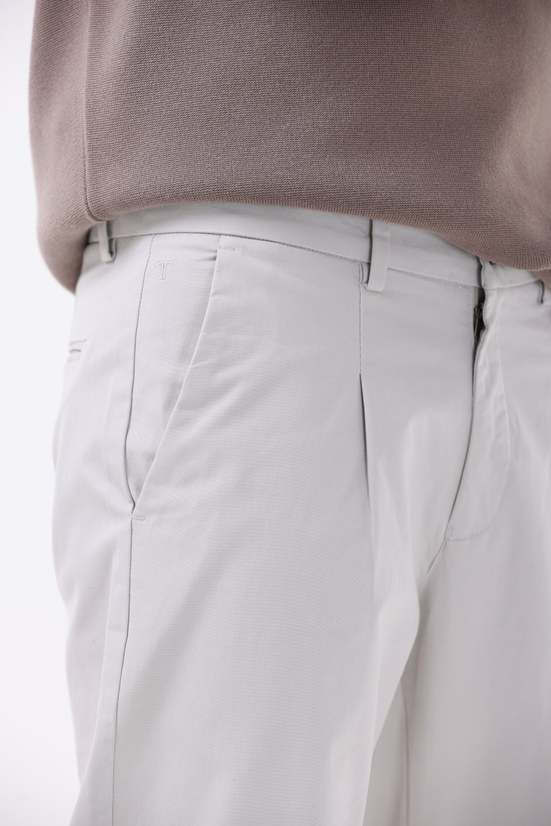 ESSENTIAL PLEATED FINE TWILL PANTS IN POWDER WHITE