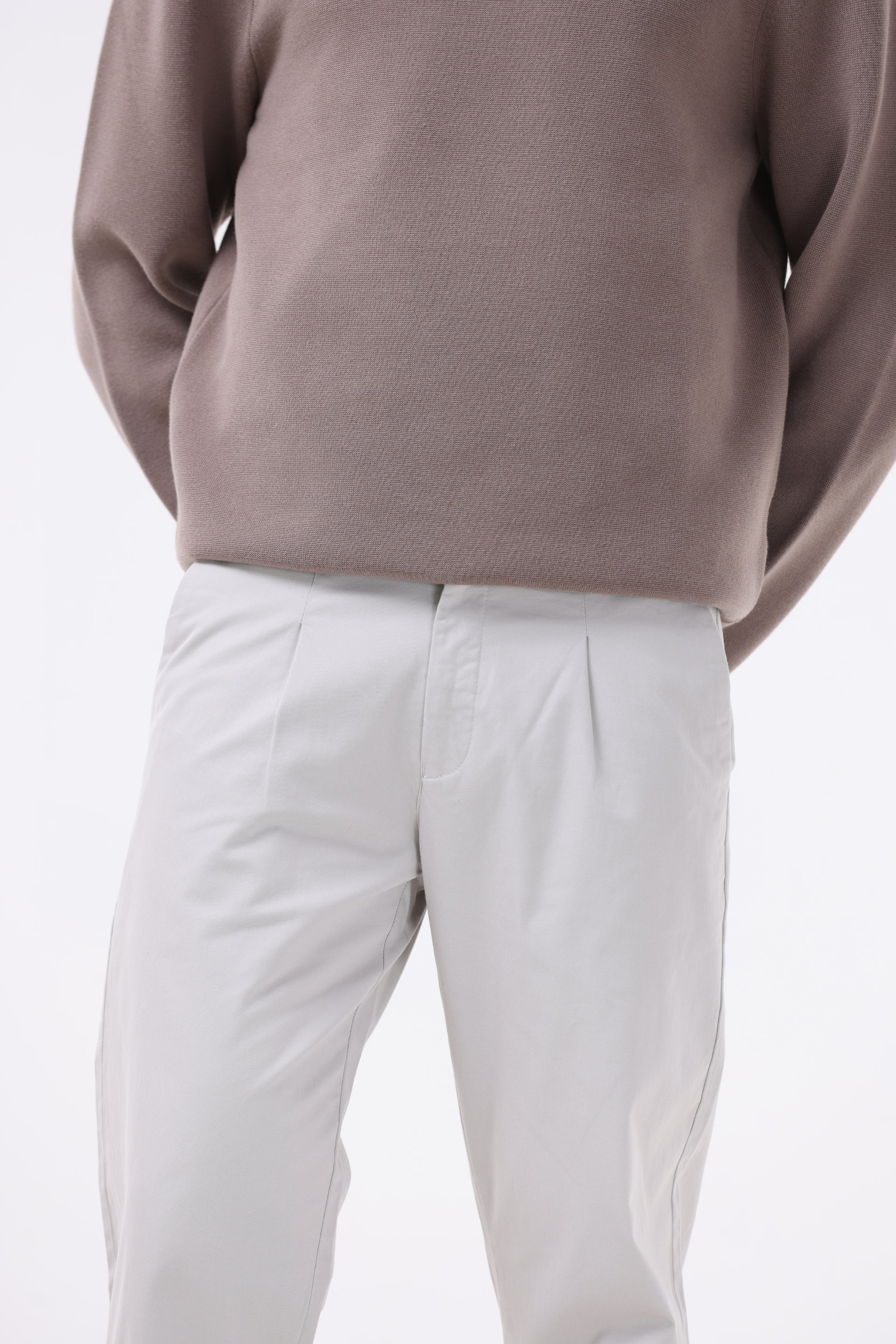 ESSENTIAL PLEATED FINE TWILL PANTS IN POWDER WHITE