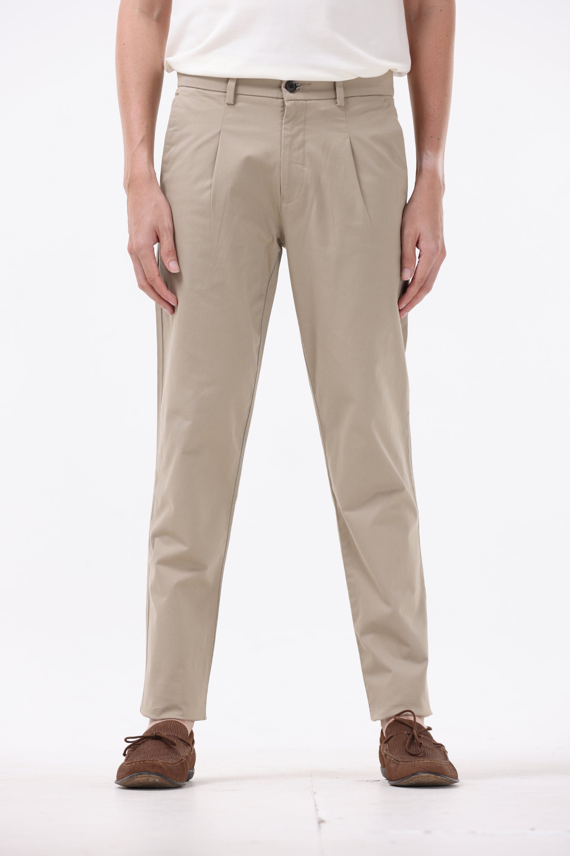 ESSENTIAL PLEATED FINE TWILL PANTS IN KHAKI