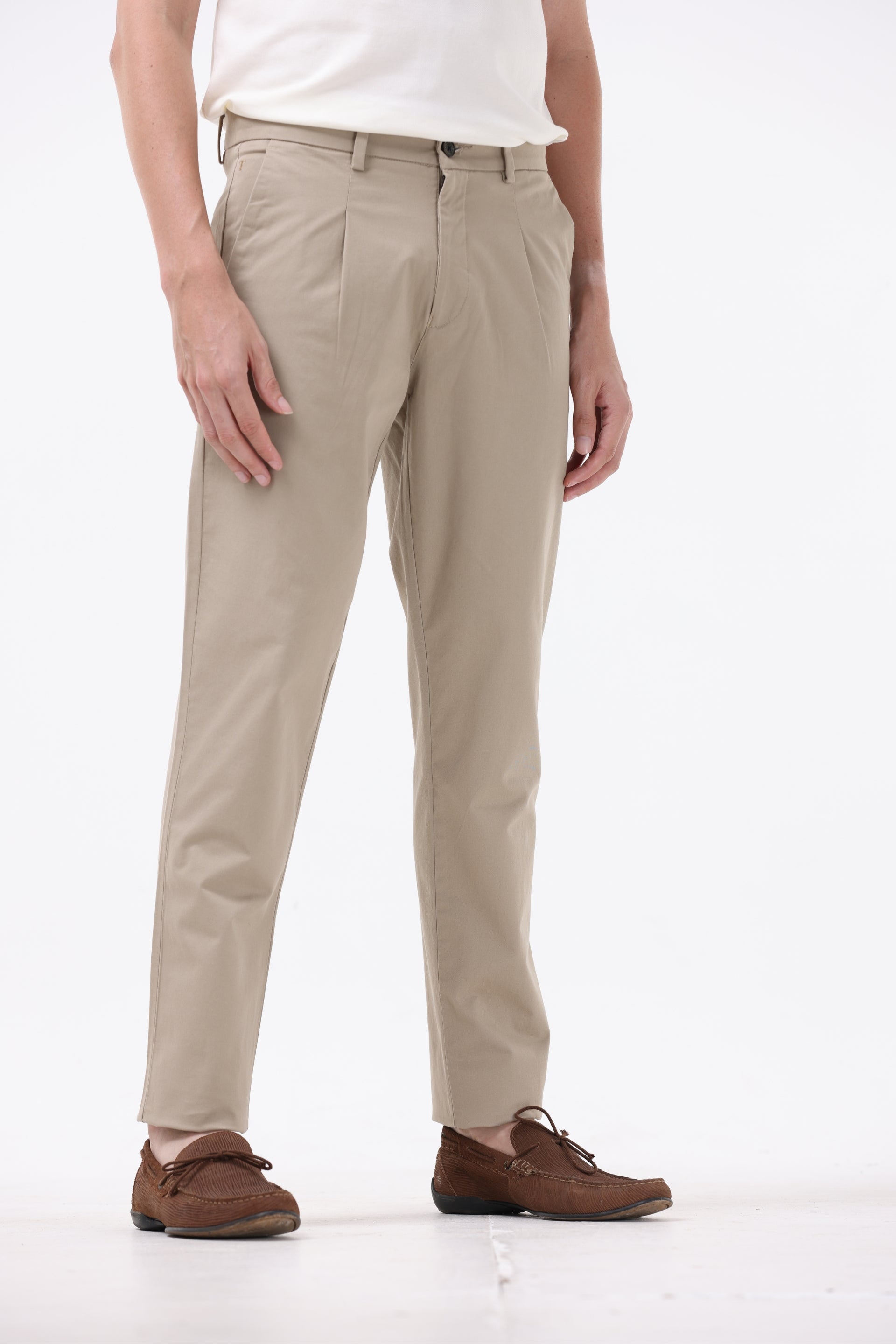 ESSENTIAL PLEATED FINE TWILL PANTS IN KHAKI