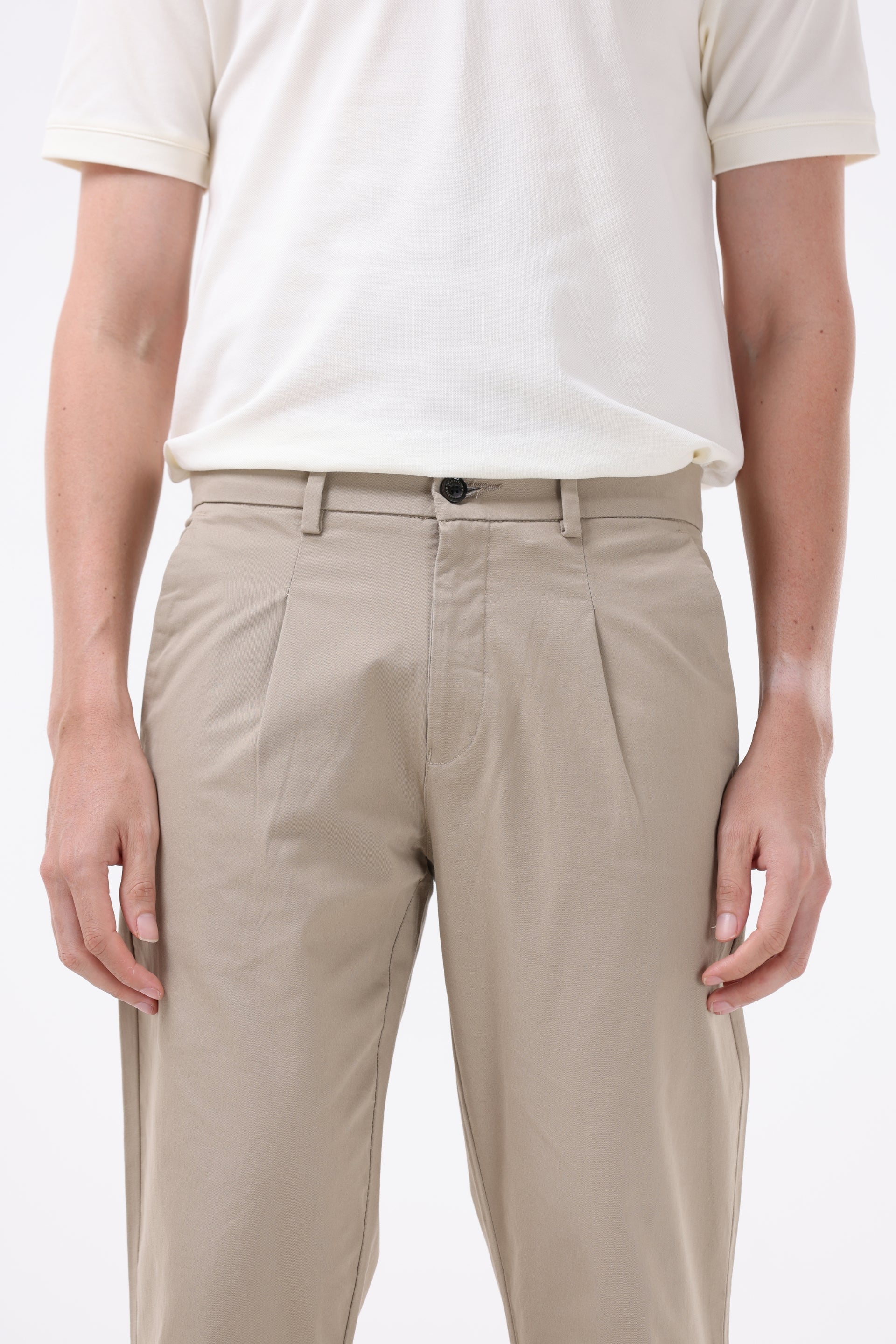 ESSENTIAL PLEATED FINE TWILL PANTS IN KHAKI