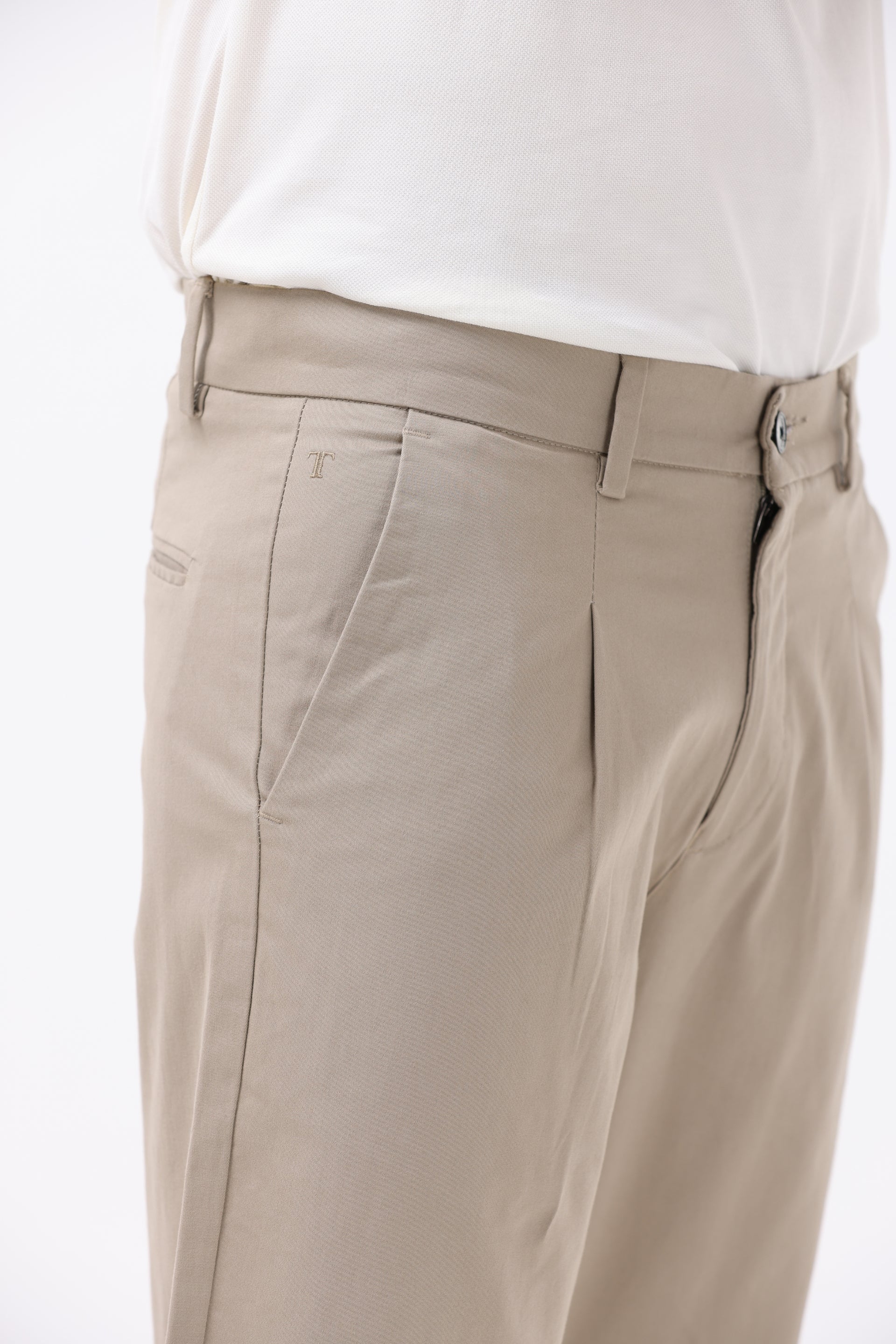 ESSENTIAL PLEATED FINE TWILL PANTS IN KHAKI