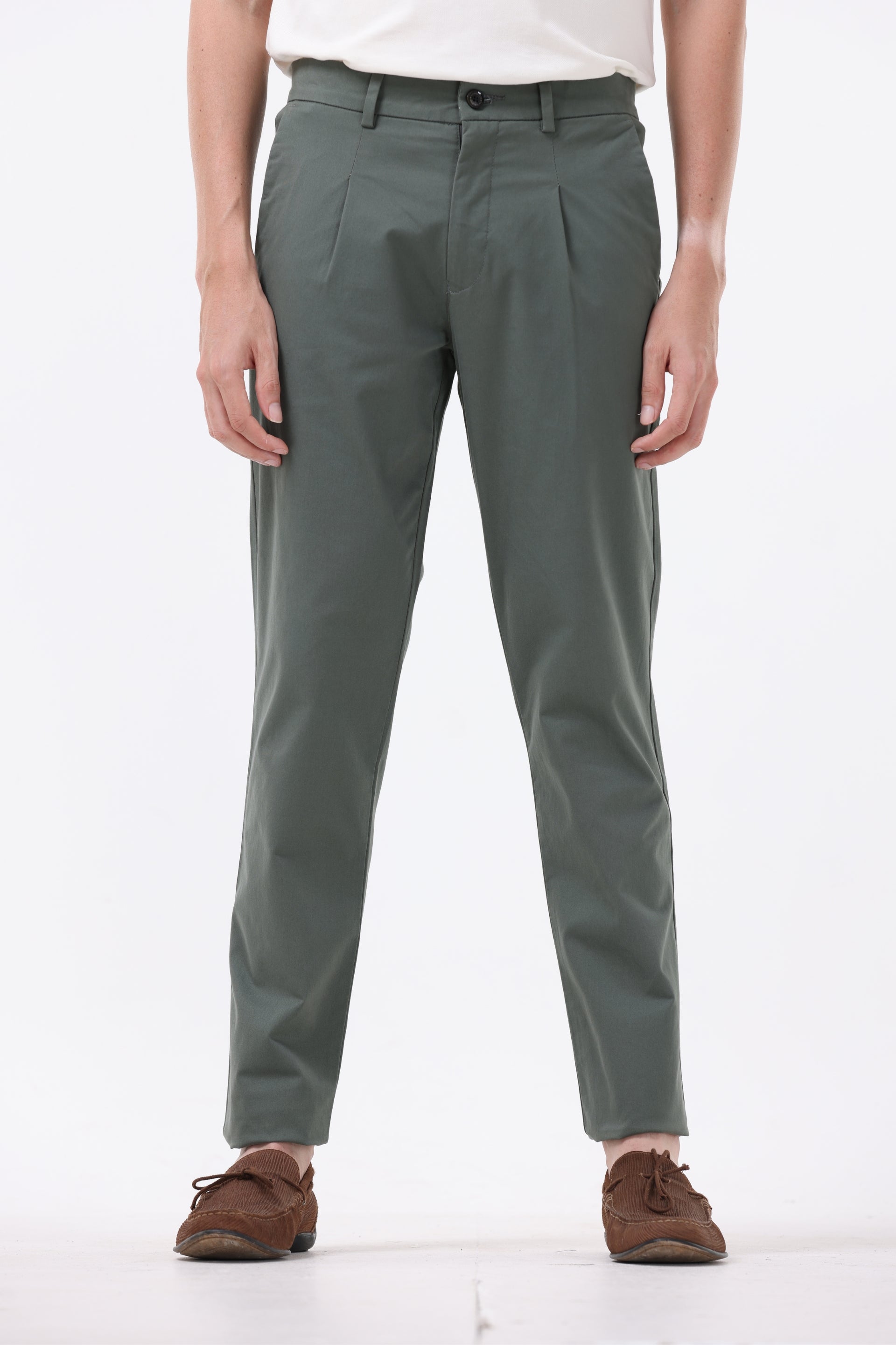 ESSENTIAL PLEATED FINE TWILL PANTS IN OLIVE