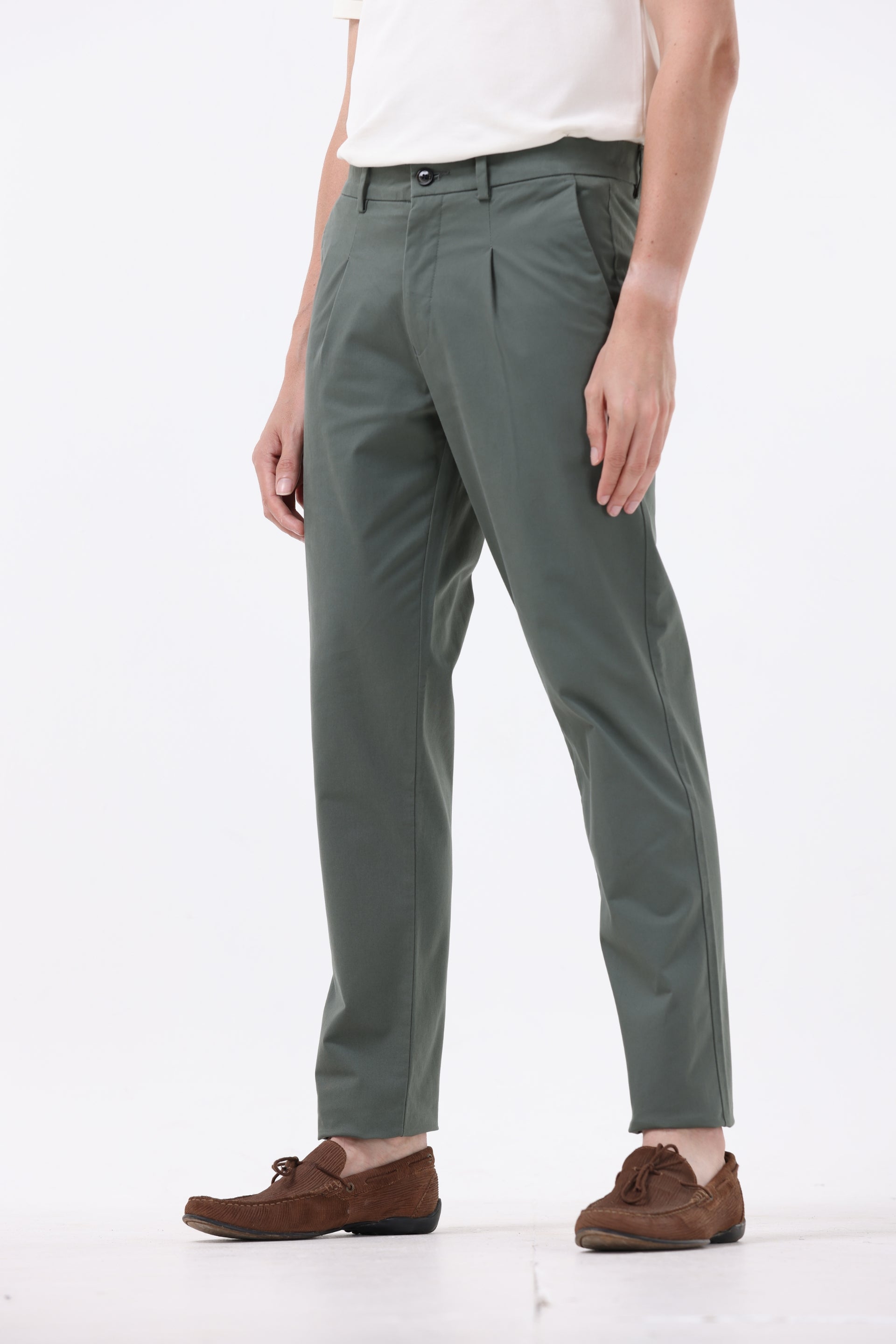 ESSENTIAL PLEATED FINE TWILL PANTS IN OLIVE