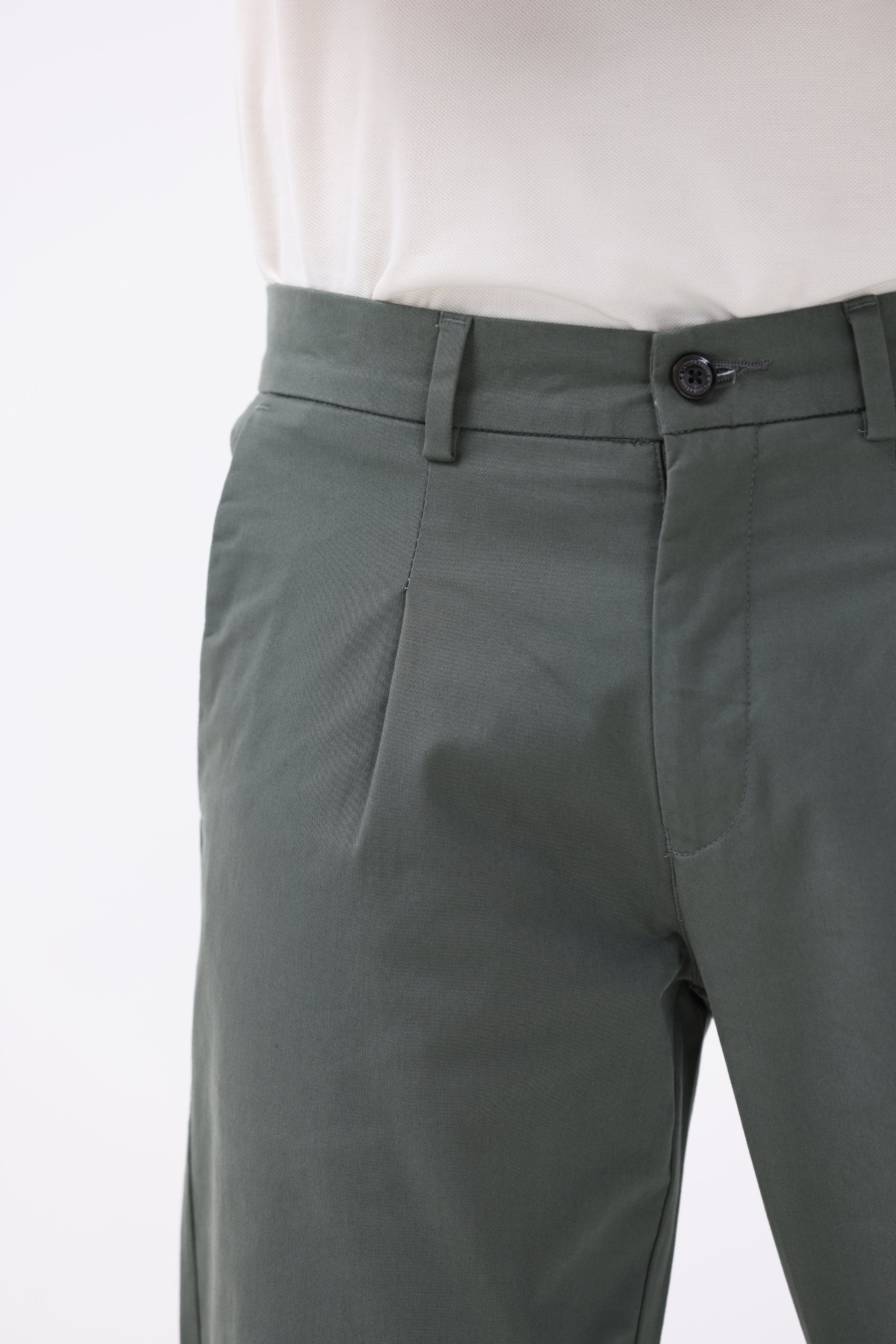 ESSENTIAL PLEATED FINE TWILL PANTS IN OLIVE