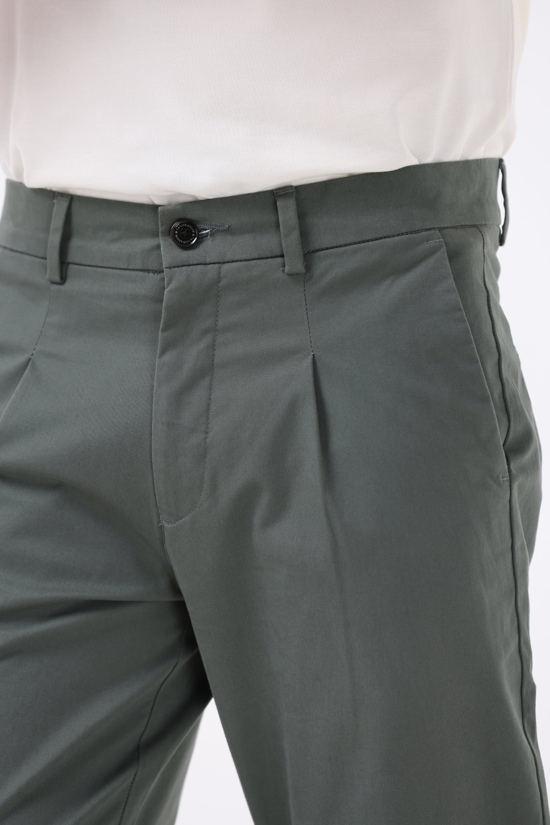 ESSENTIAL PLEATED FINE TWILL PANTS IN OLIVE