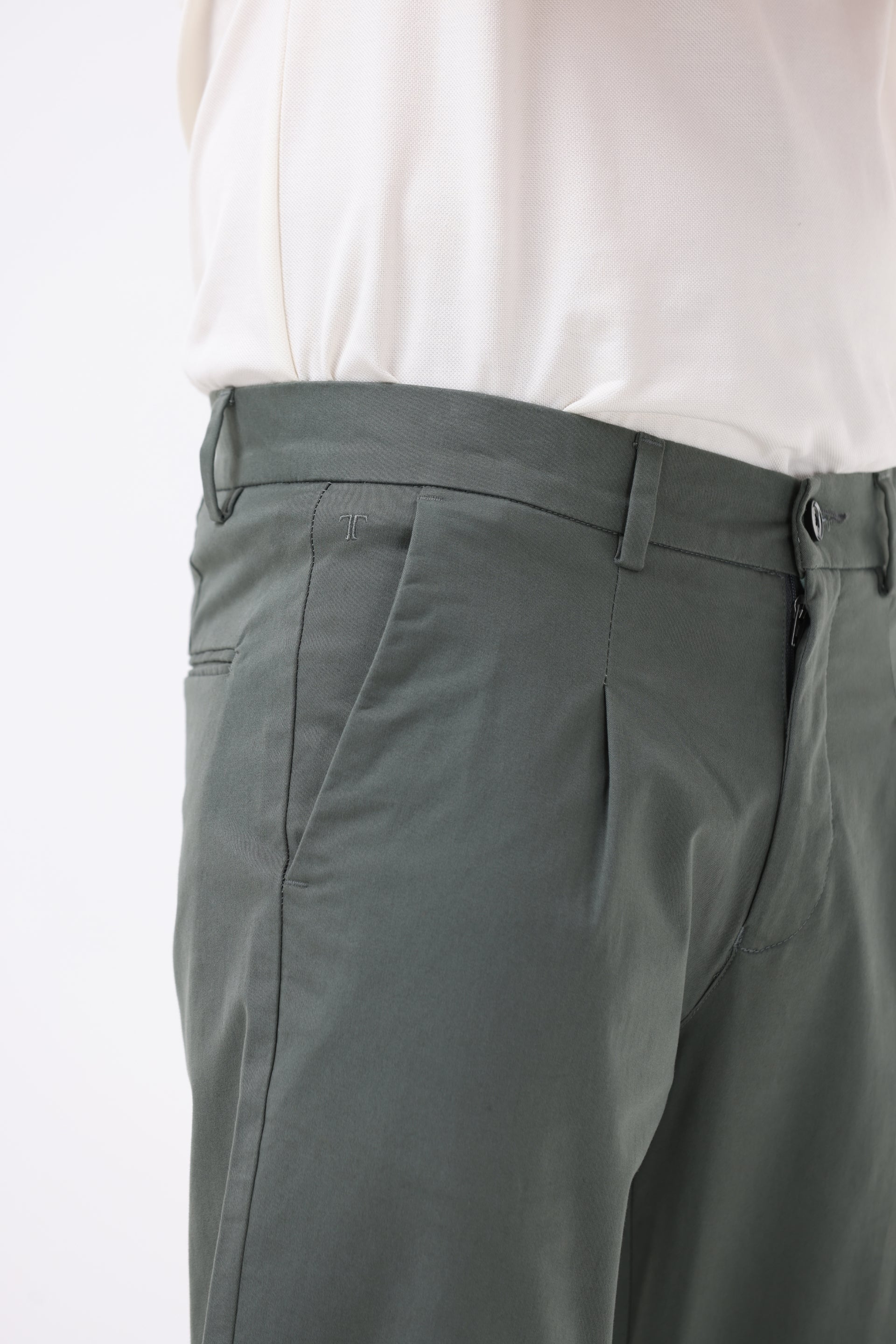 ESSENTIAL PLEATED FINE TWILL PANTS IN OLIVE