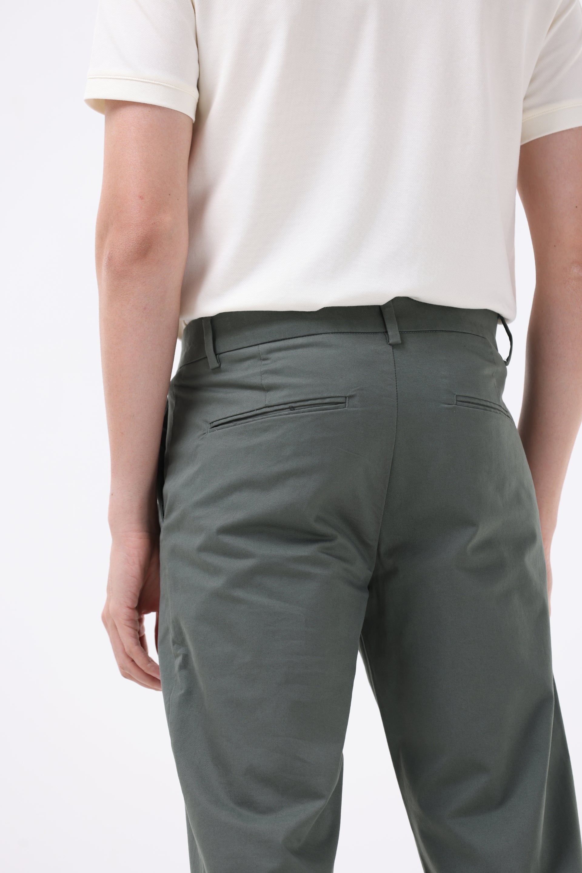 ESSENTIAL PLEATED FINE TWILL PANTS IN OLIVE