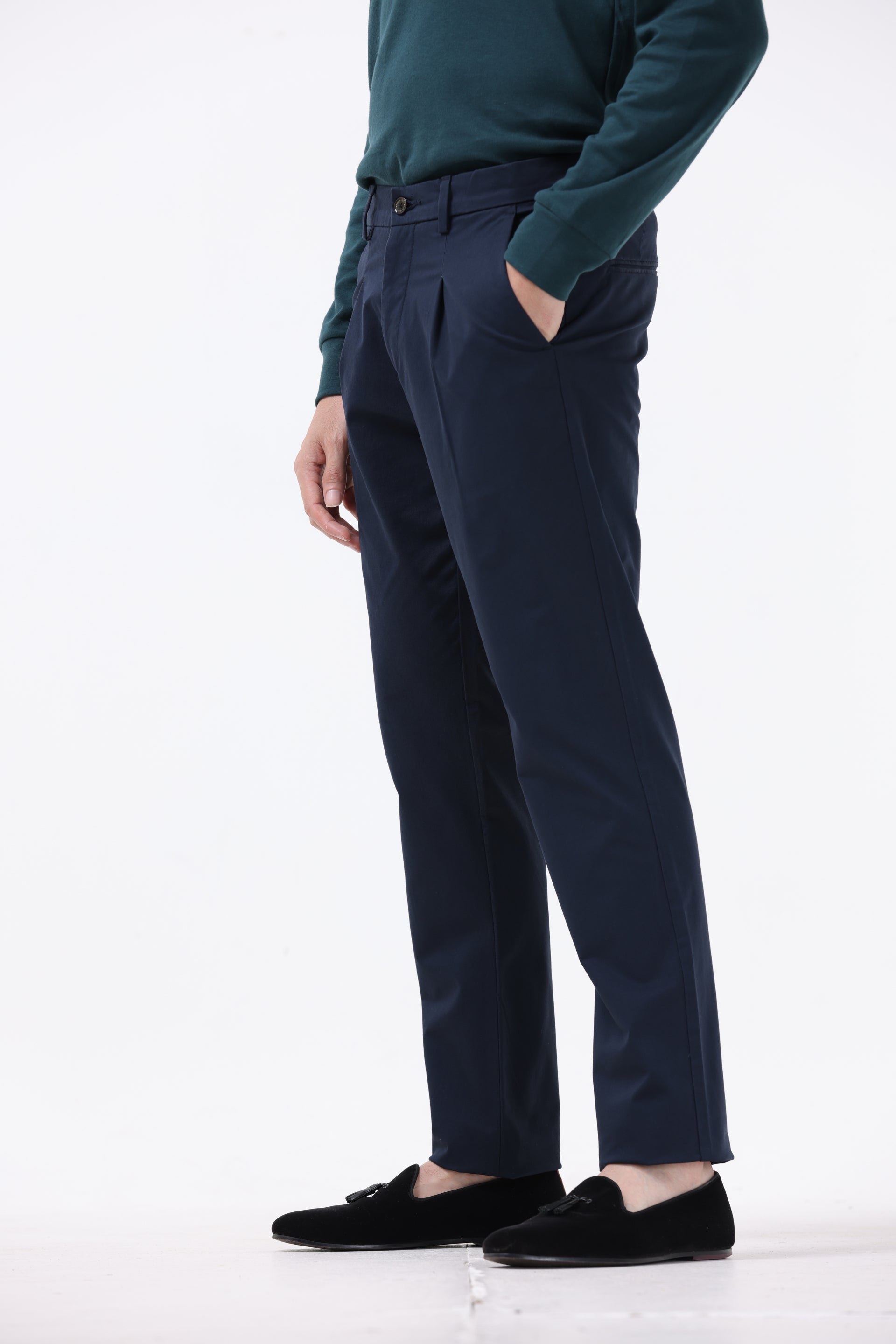 ESSENTIAL PLEATED FINE TWILL PANTS IN NAVY