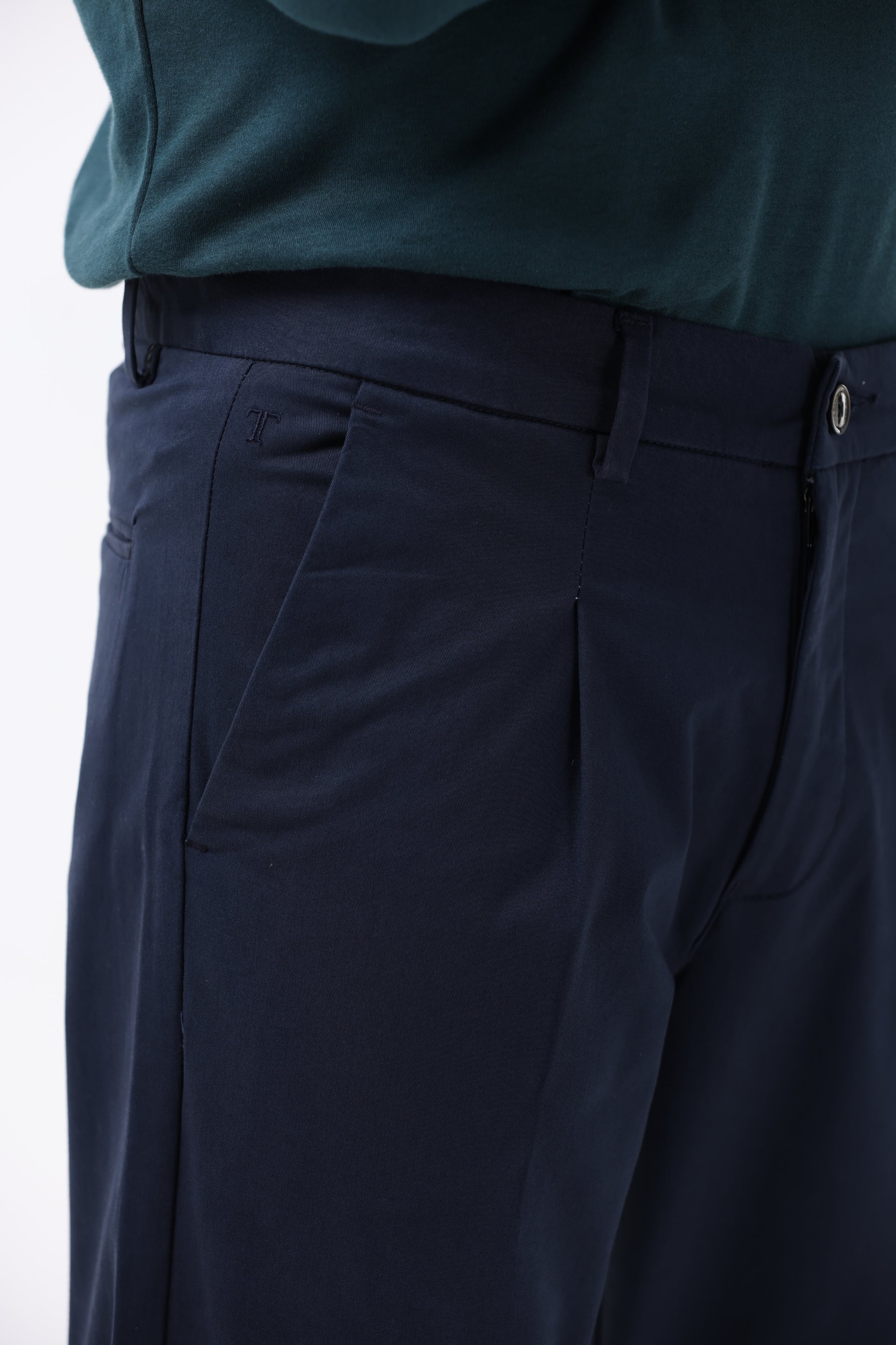 ESSENTIAL PLEATED FINE TWILL PANTS IN NAVY