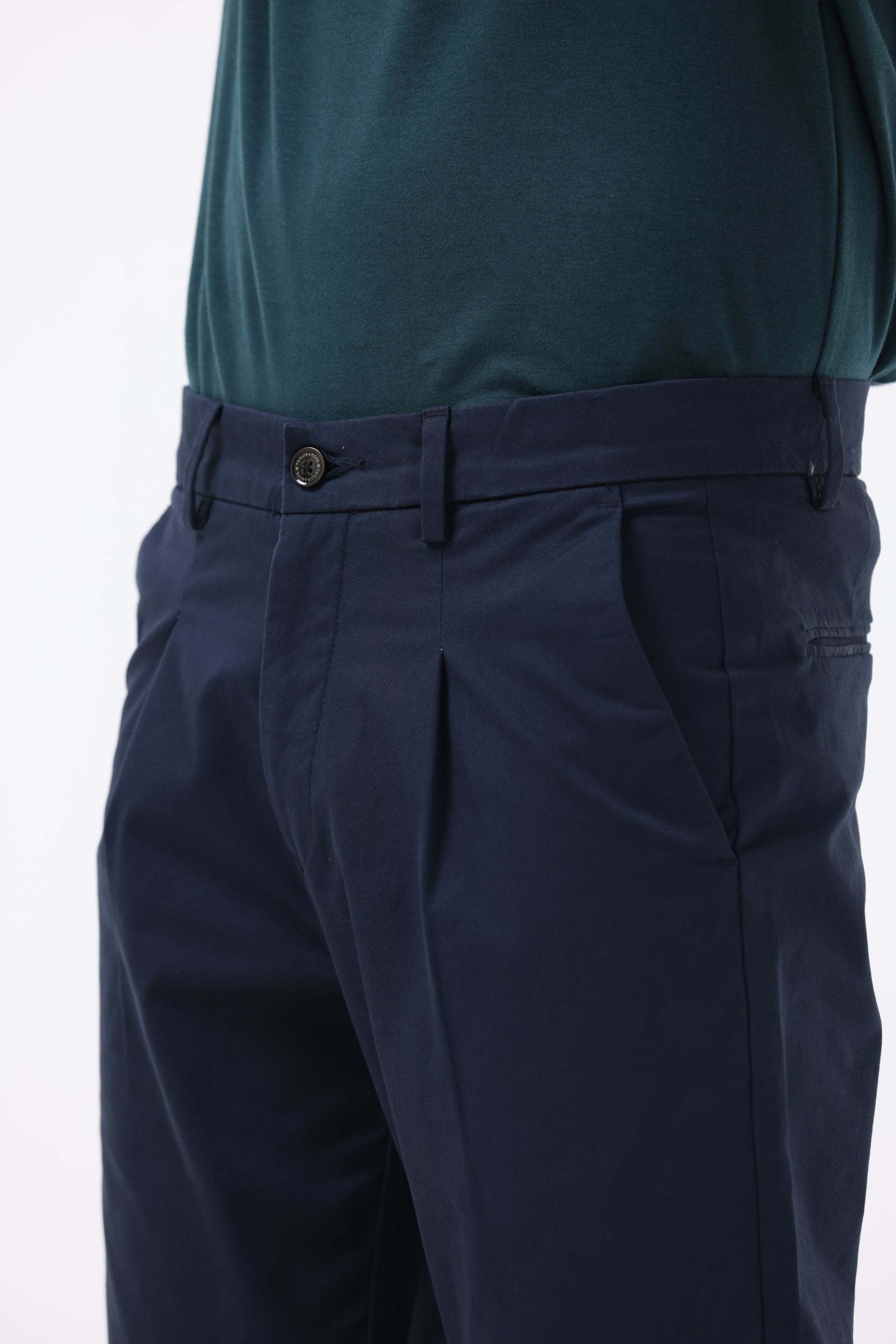 ESSENTIAL PLEATED FINE TWILL PANTS IN NAVY