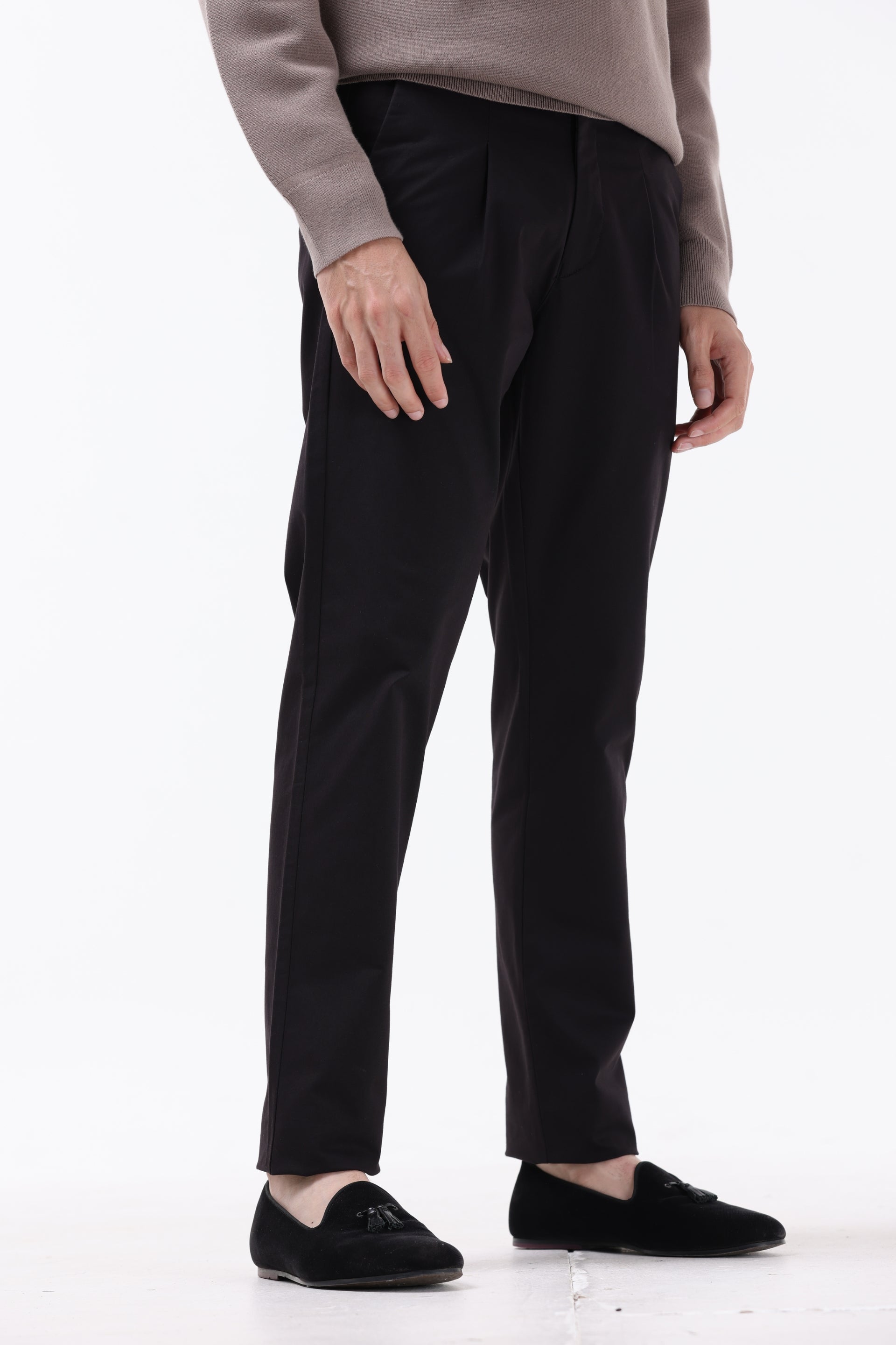 ESSENTIAL PLEATED FINE TWILL PANTS IN BLACK