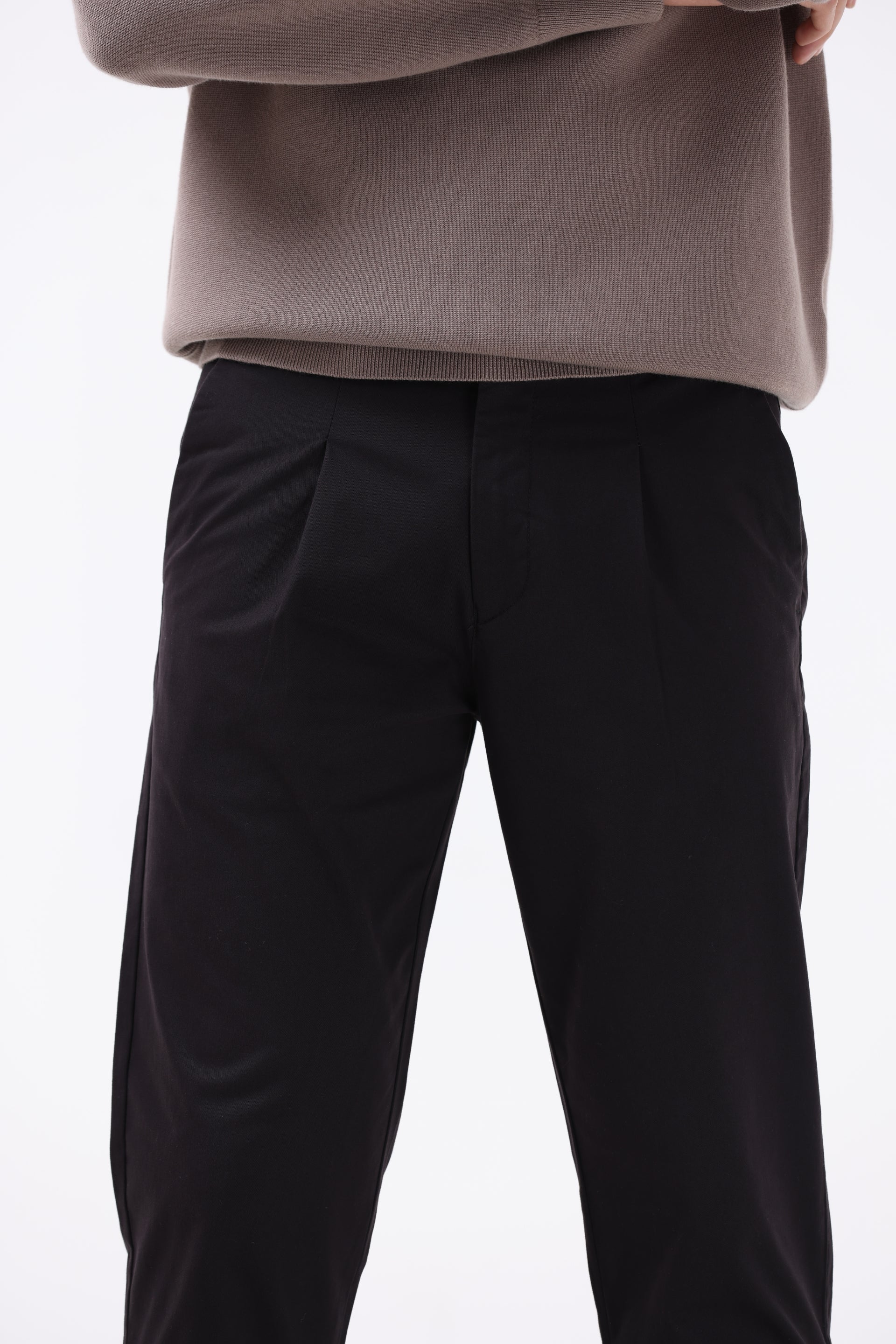 ESSENTIAL PLEATED FINE TWILL PANTS IN BLACK