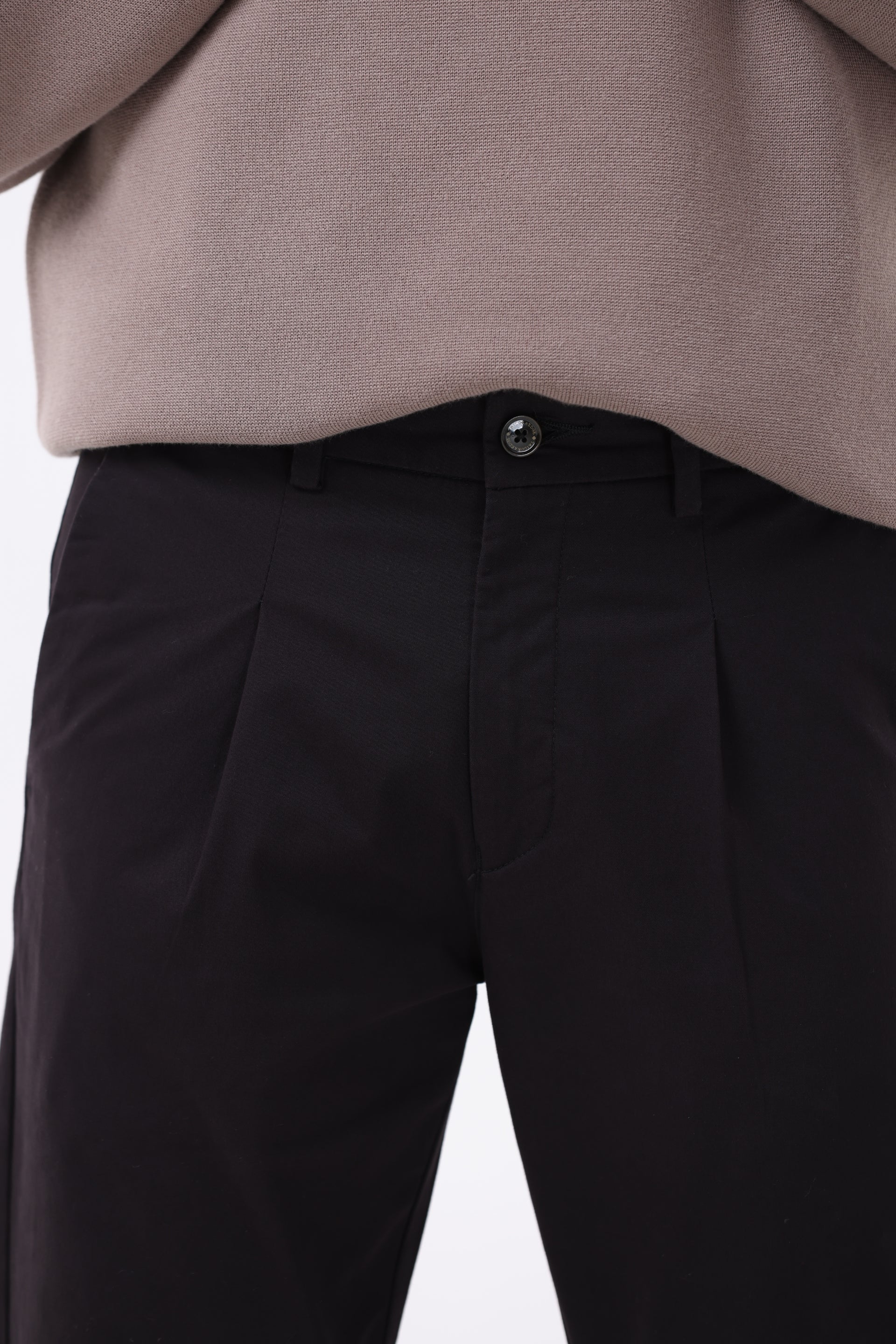 ESSENTIAL PLEATED FINE TWILL PANTS IN BLACK