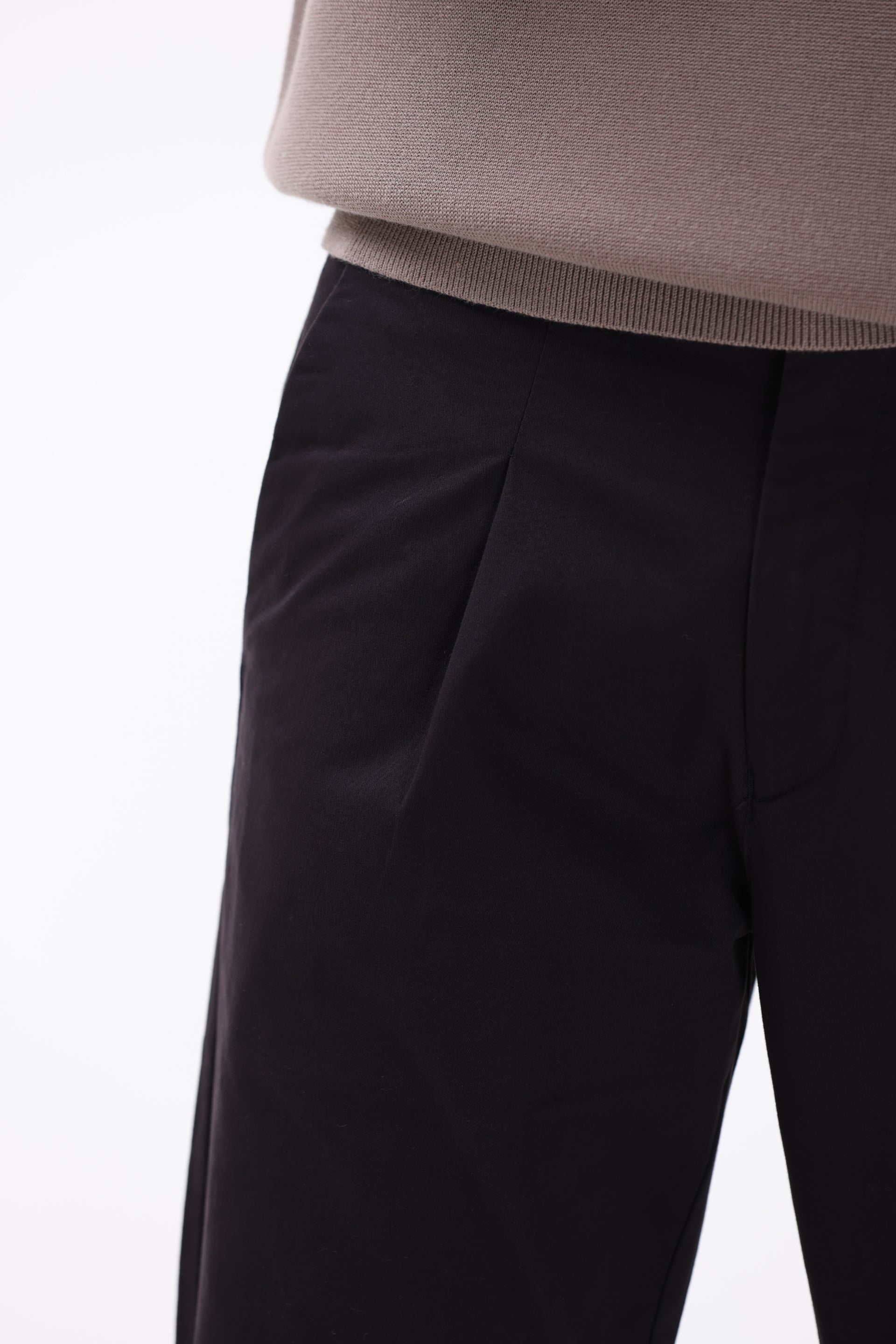 ESSENTIAL PLEATED FINE TWILL PANTS IN BLACK