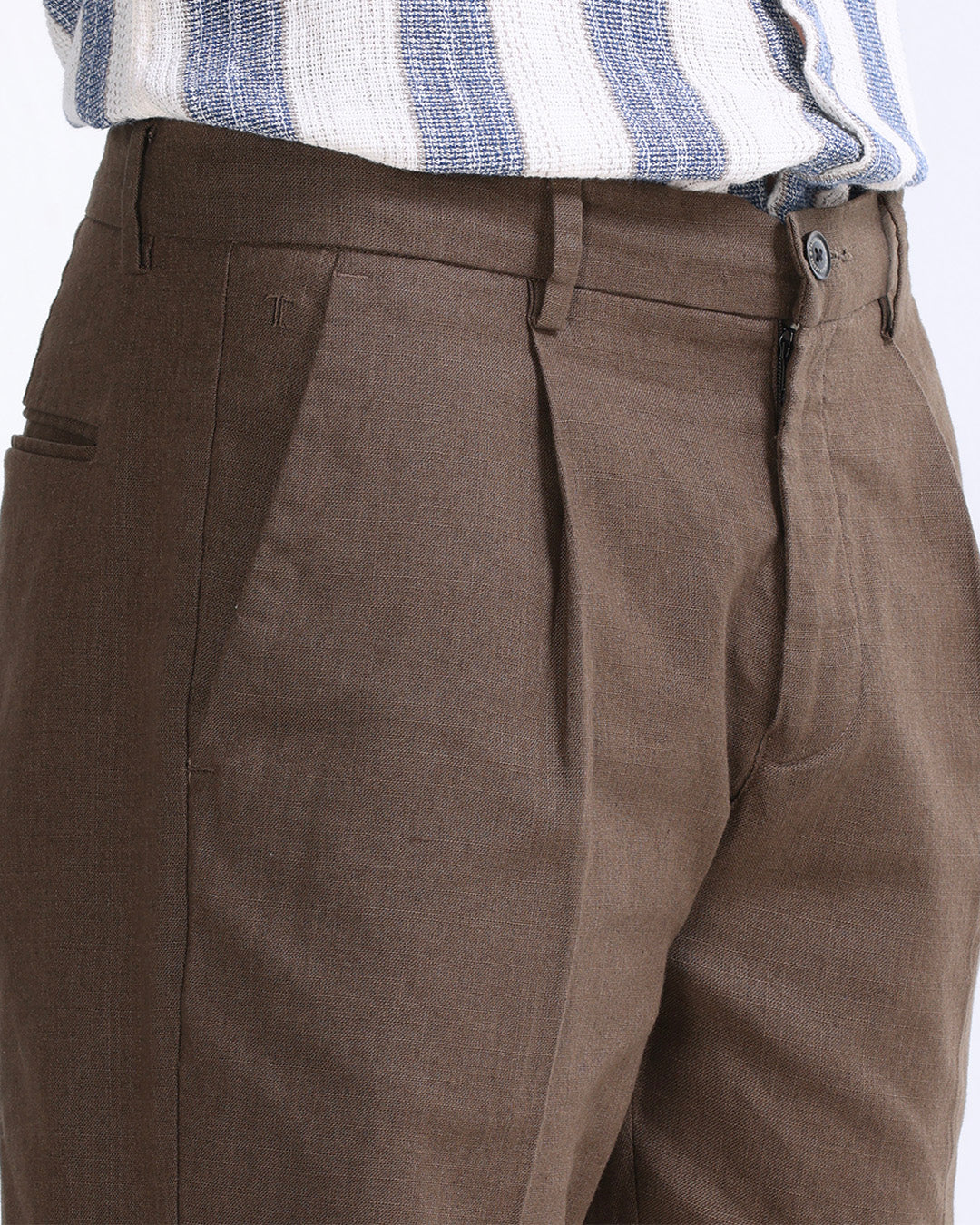 Raw Slub Pleated Trouser In Fur Brown