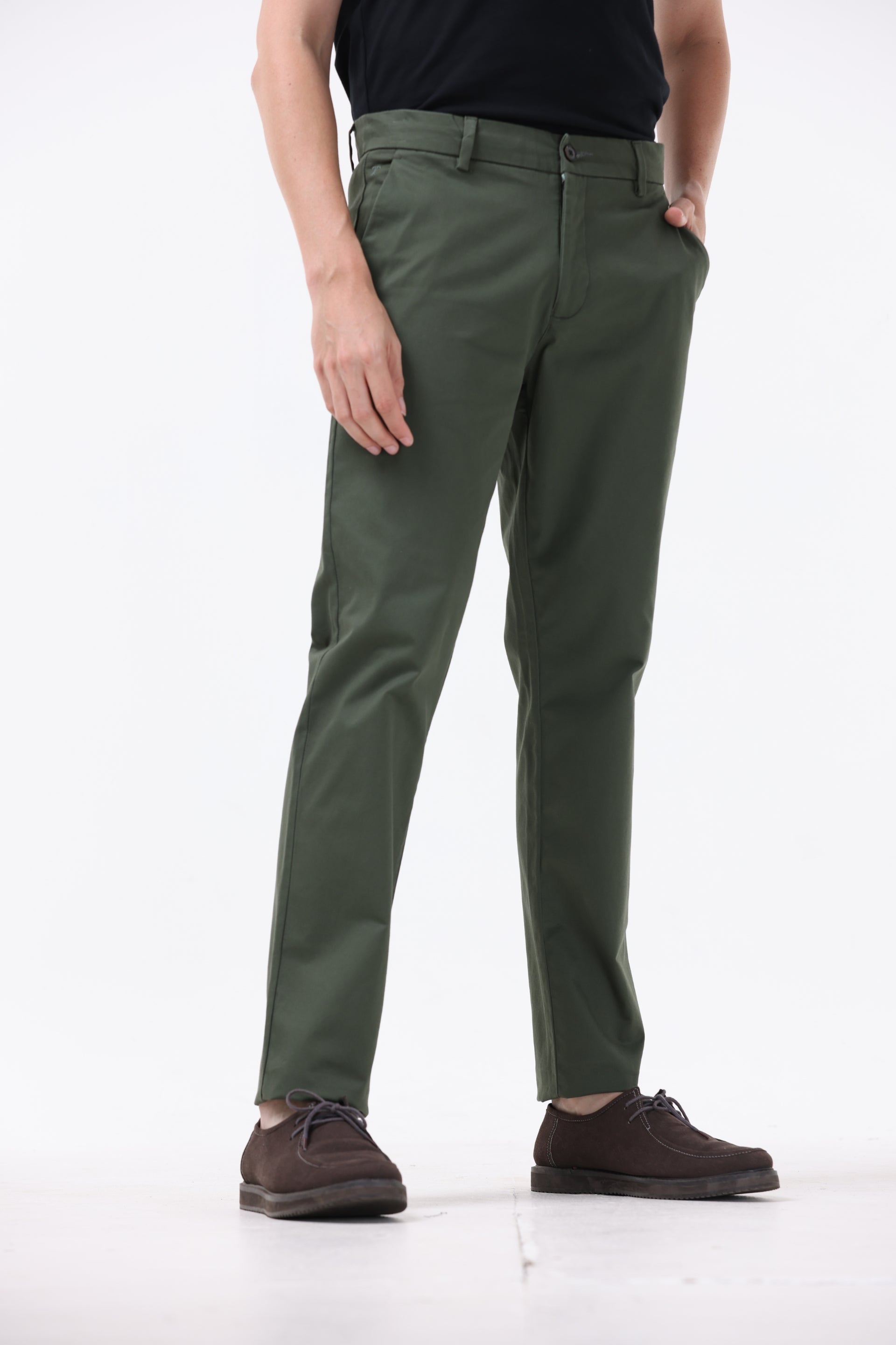 BROKEN SIGNATURE CHINOS IN PINE OLIVE