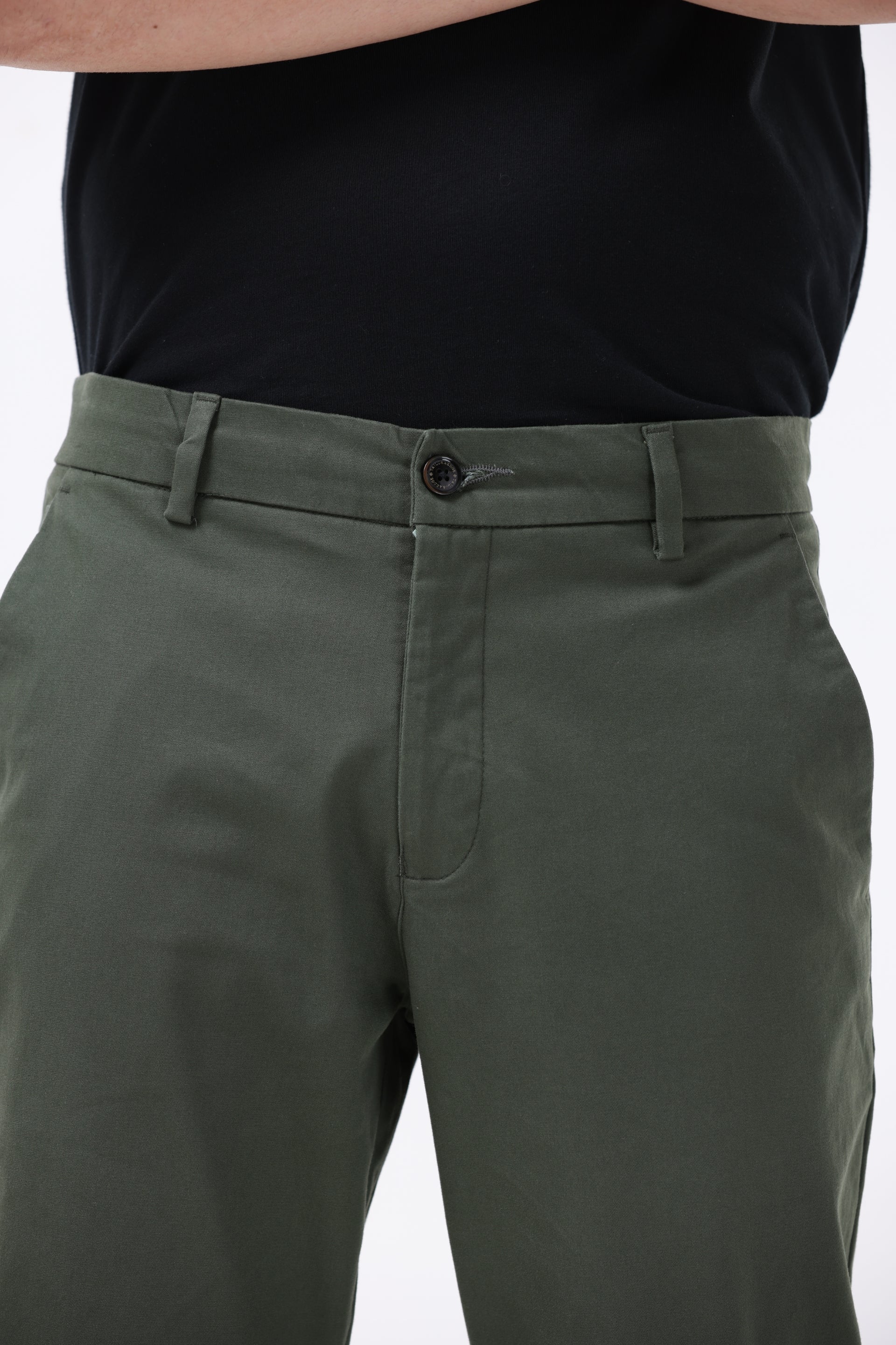 BROKEN SIGNATURE CHINOS IN PINE OLIVE