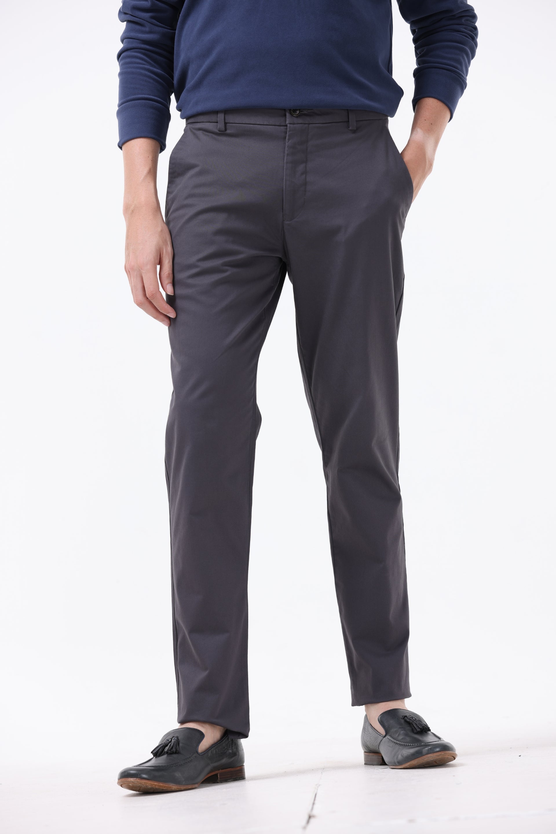 BROKEN SIGNATURE CHINOS IN DARK GREY