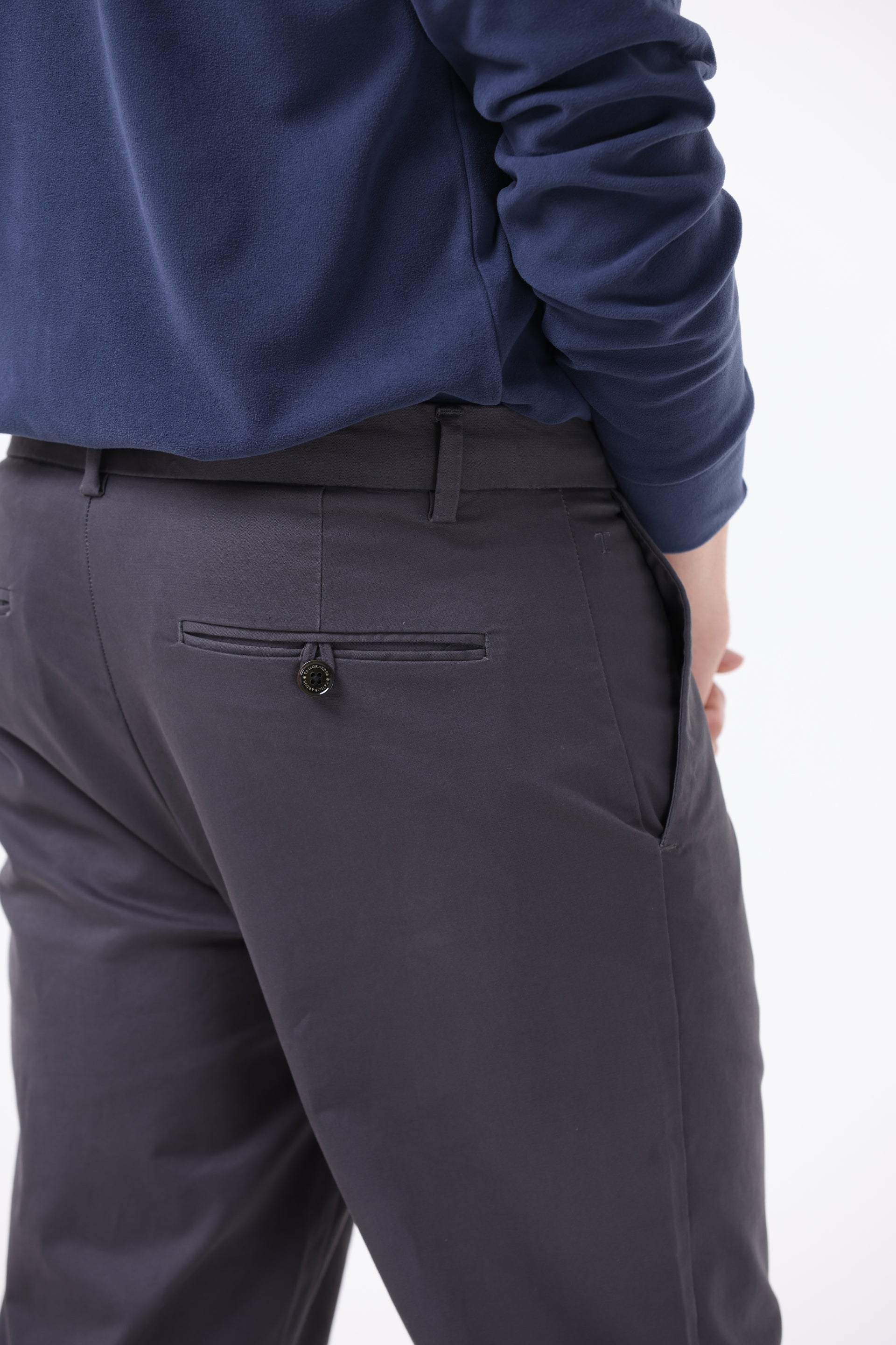 BROKEN SIGNATURE CHINOS IN DARK GREY