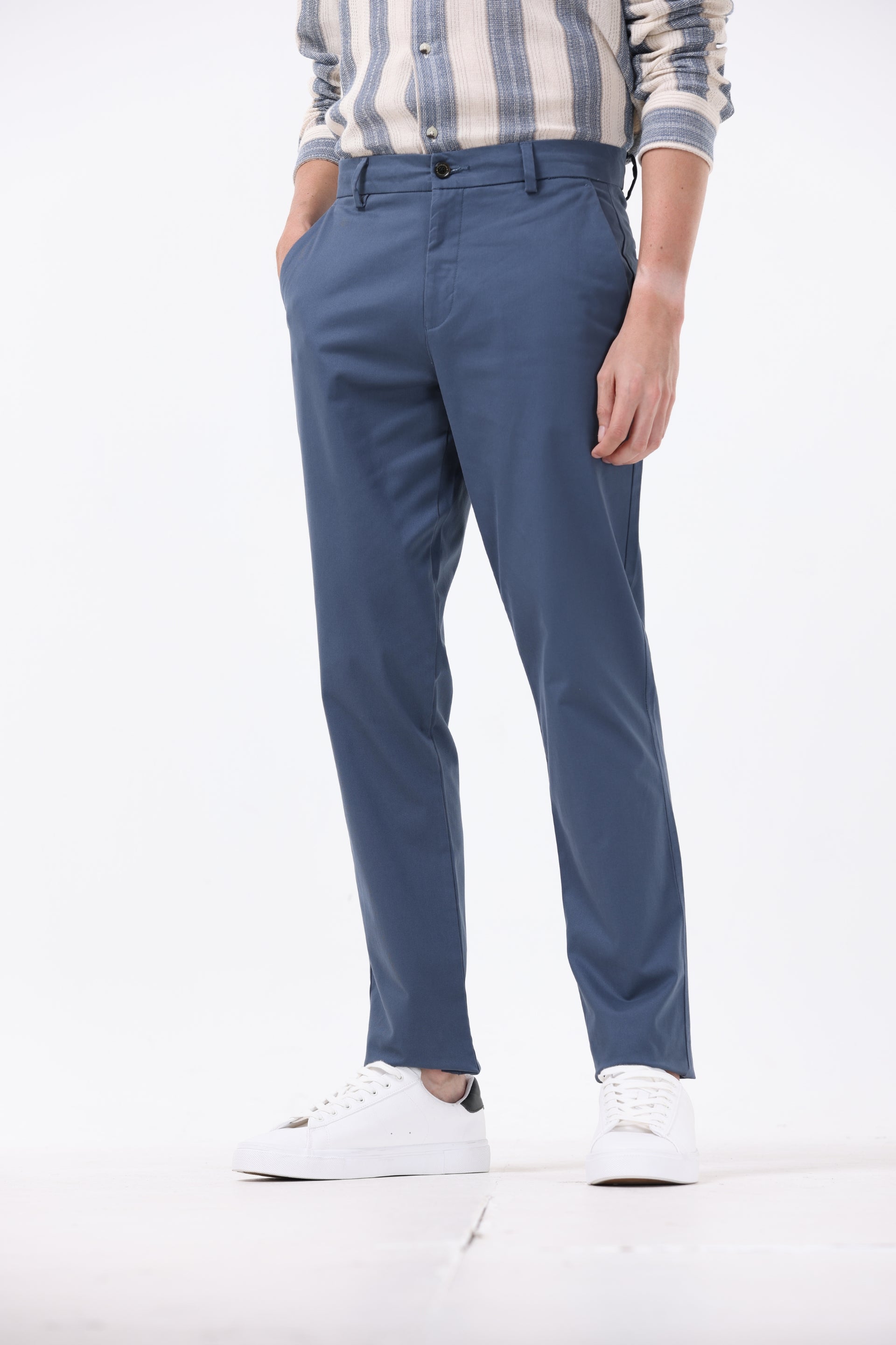 BROKEN SIGNATURE CHINOS IN AQUA BLUE