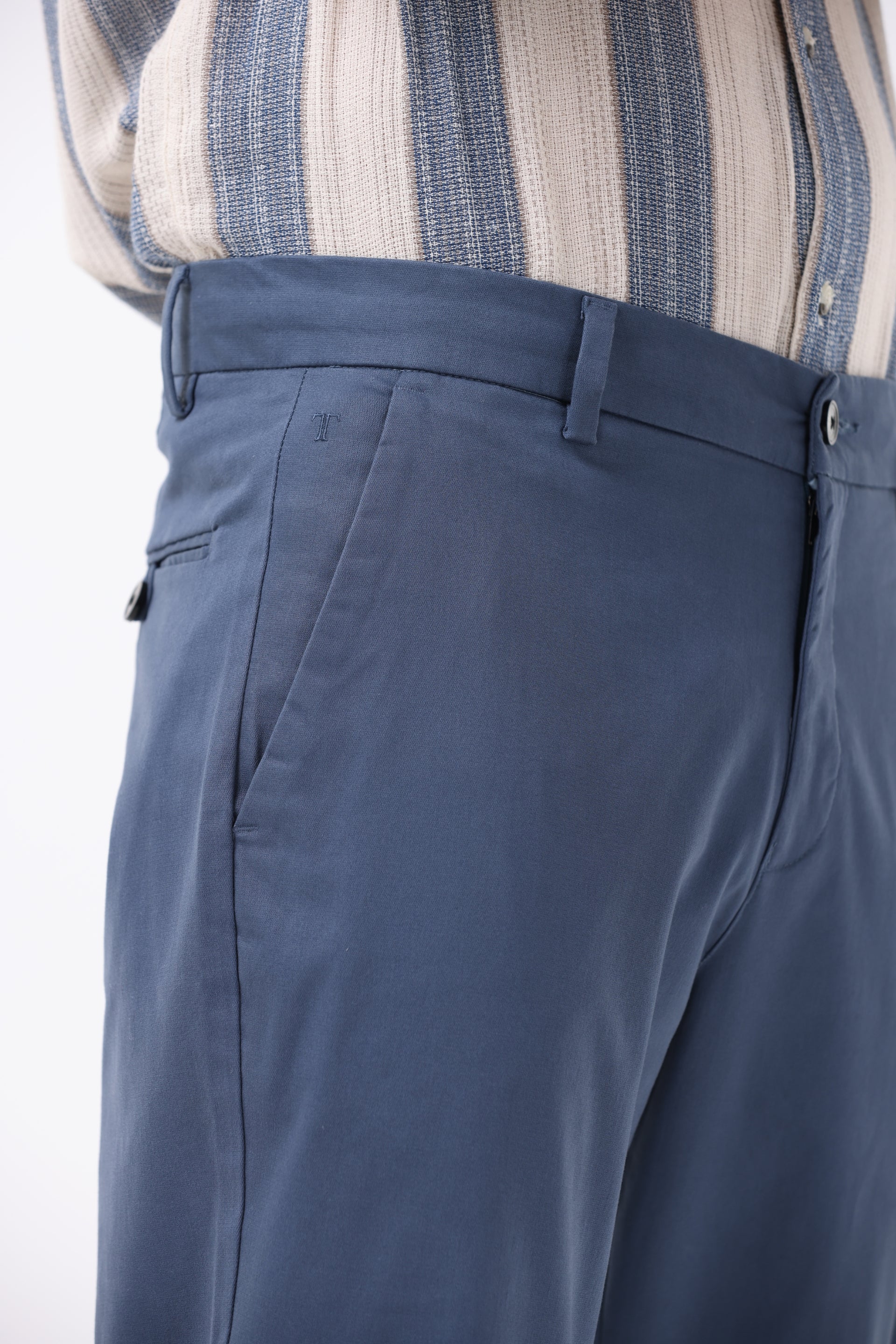 BROKEN SIGNATURE CHINOS IN AQUA BLUE