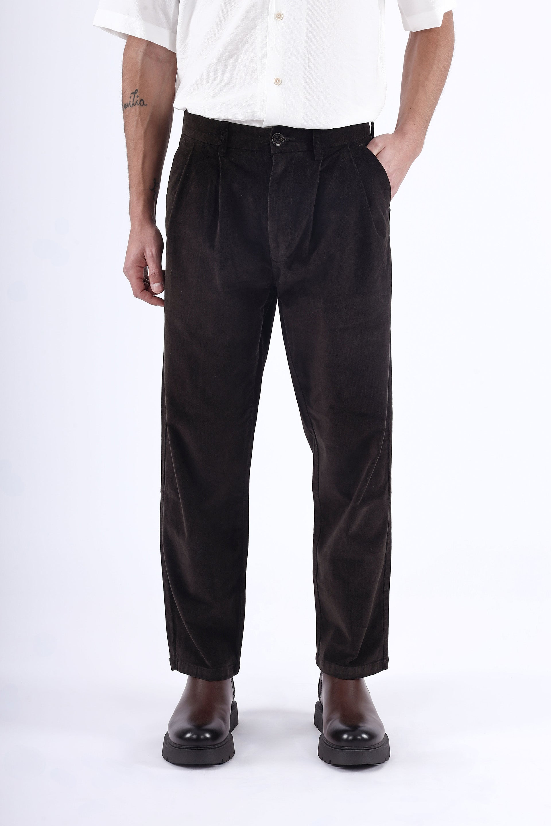RELAXED PLEATED CORDUROY PANTS IN DARK OLIVE
