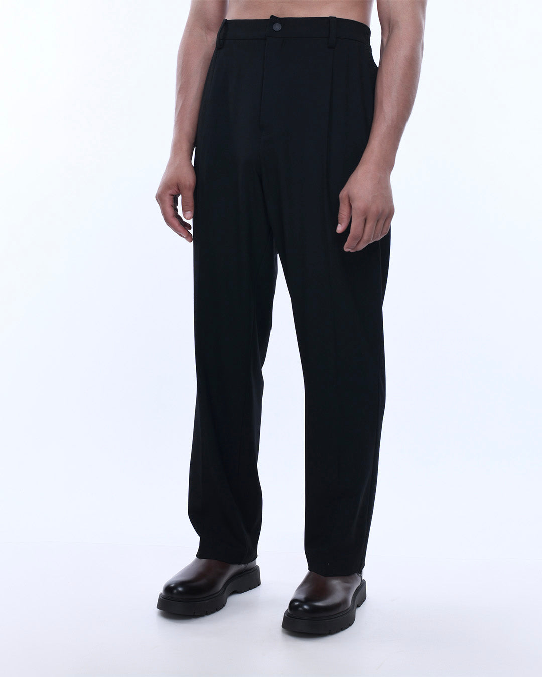 Soft Iron Flexi Relaxed Trouser In Black