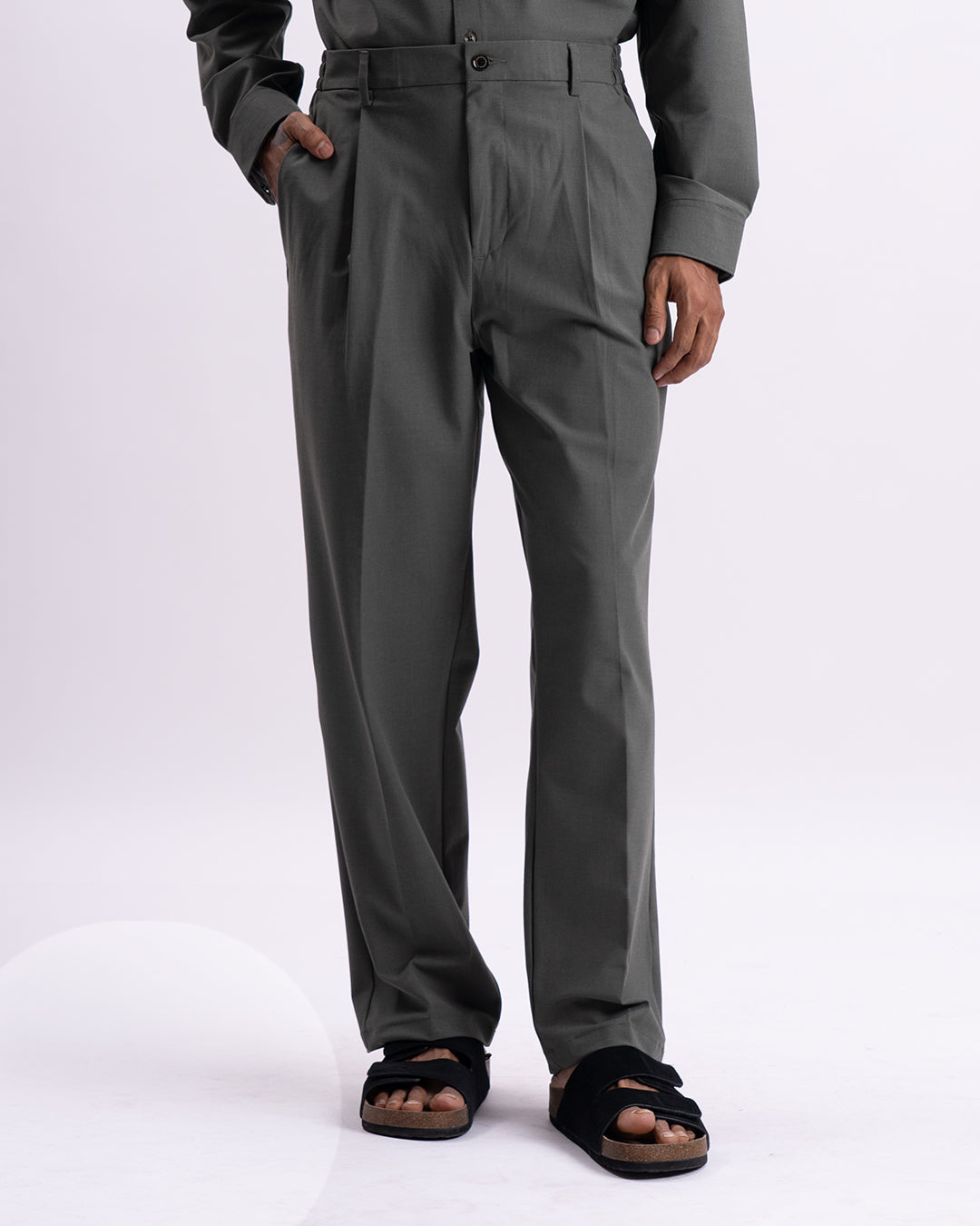 Easy Iron All Season Relaxed Trouser In Olive