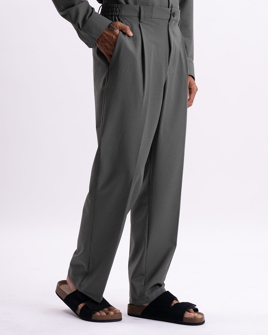 Easy Iron All Season Relaxed Trouser In Olive