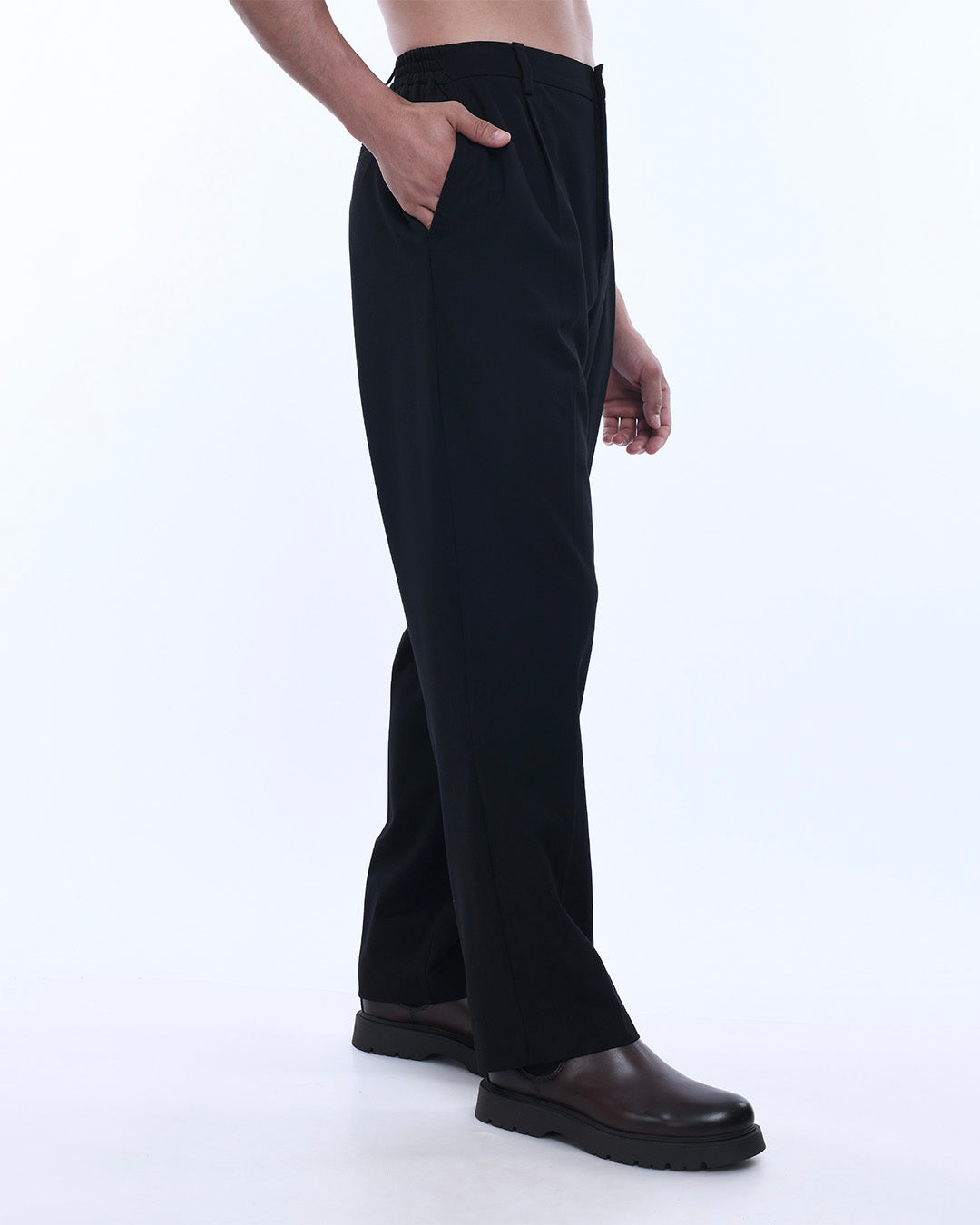 Soft Iron Flexi Relaxed Trouser In Black