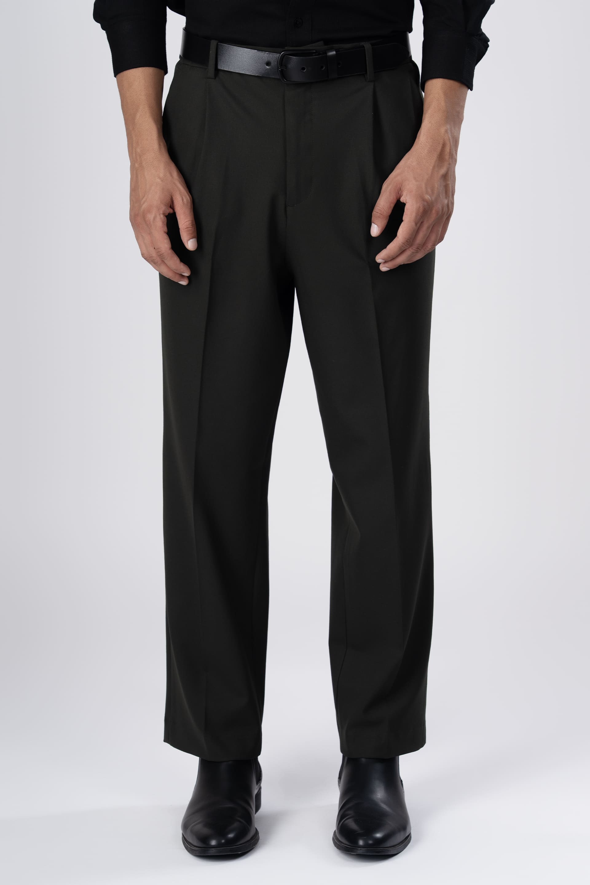 Men’s Classic Easy Iron Relaxed Trousers in Olive – wrinkle-resistant stretch twill, relaxed silhouette, versatile everyday essential | Tailoraedge