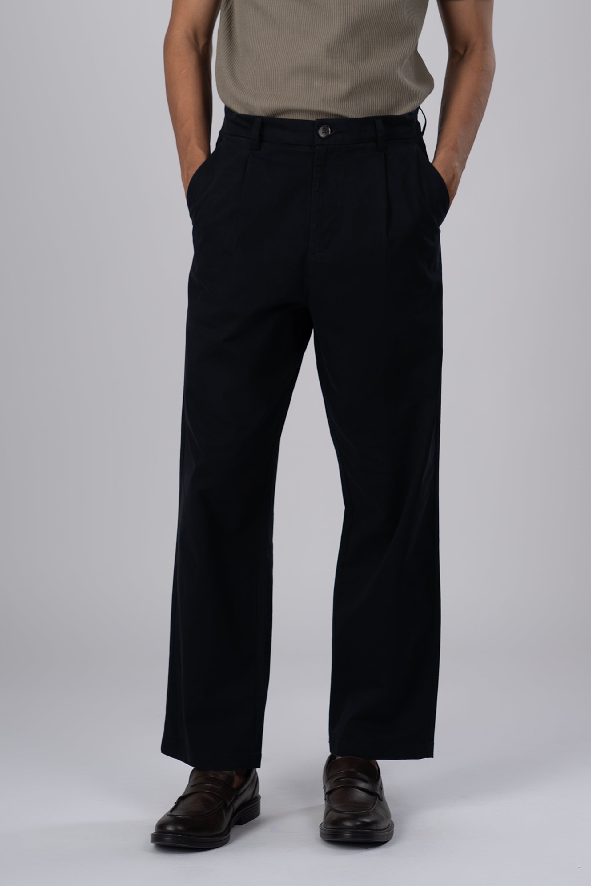 Men’s Premium Signature Relaxed Chinos in Black – high-stretch cotton, relaxed fit with pleats, refined everyday casual staple | Tailoraedge 
TAILORAEDGE